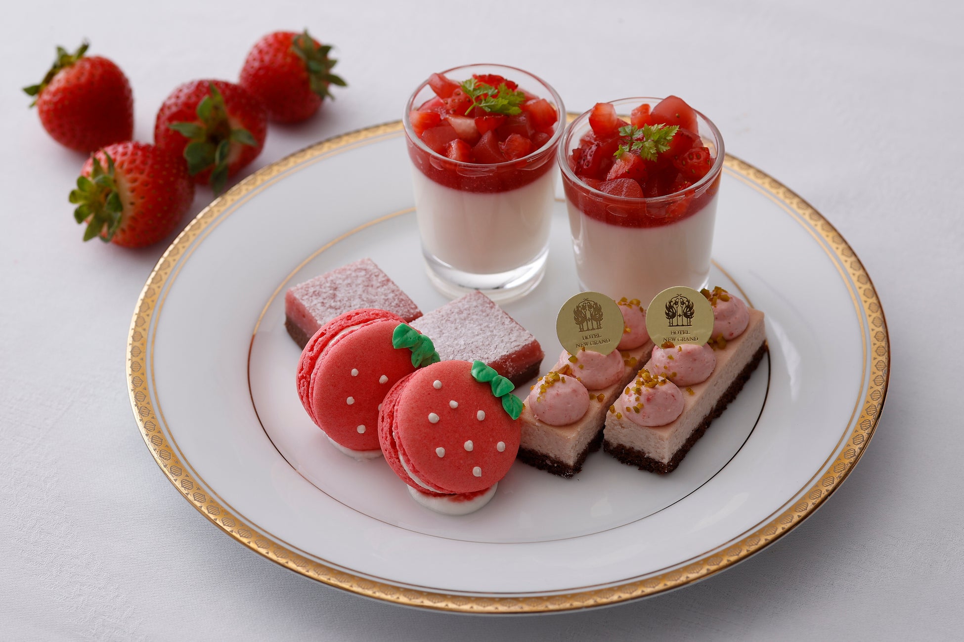 「苺のアフタヌーンティー」(上段)