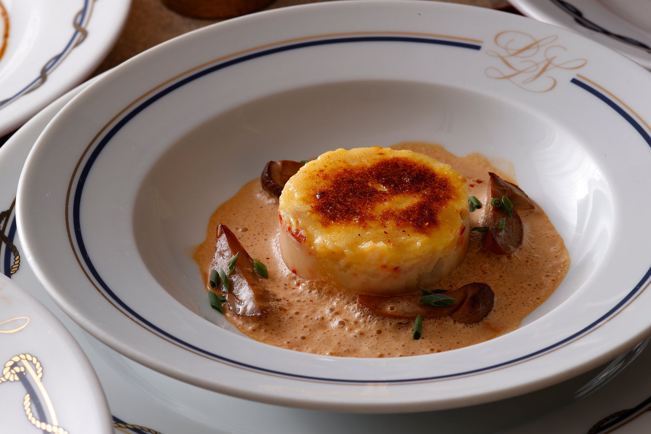 オマールブルーのパルマンティエール風グラタン軽いナンチュアソース（ディナー・魚料理）