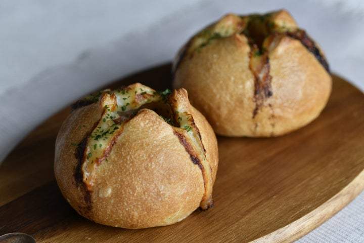 【ホテルニューグランド】春の新作総菜パン「オニオンベーコンブレッド」が登場! 【ホテルニューグランド】春の新作総菜パン「オニオンベーコンブレッド」が登場!