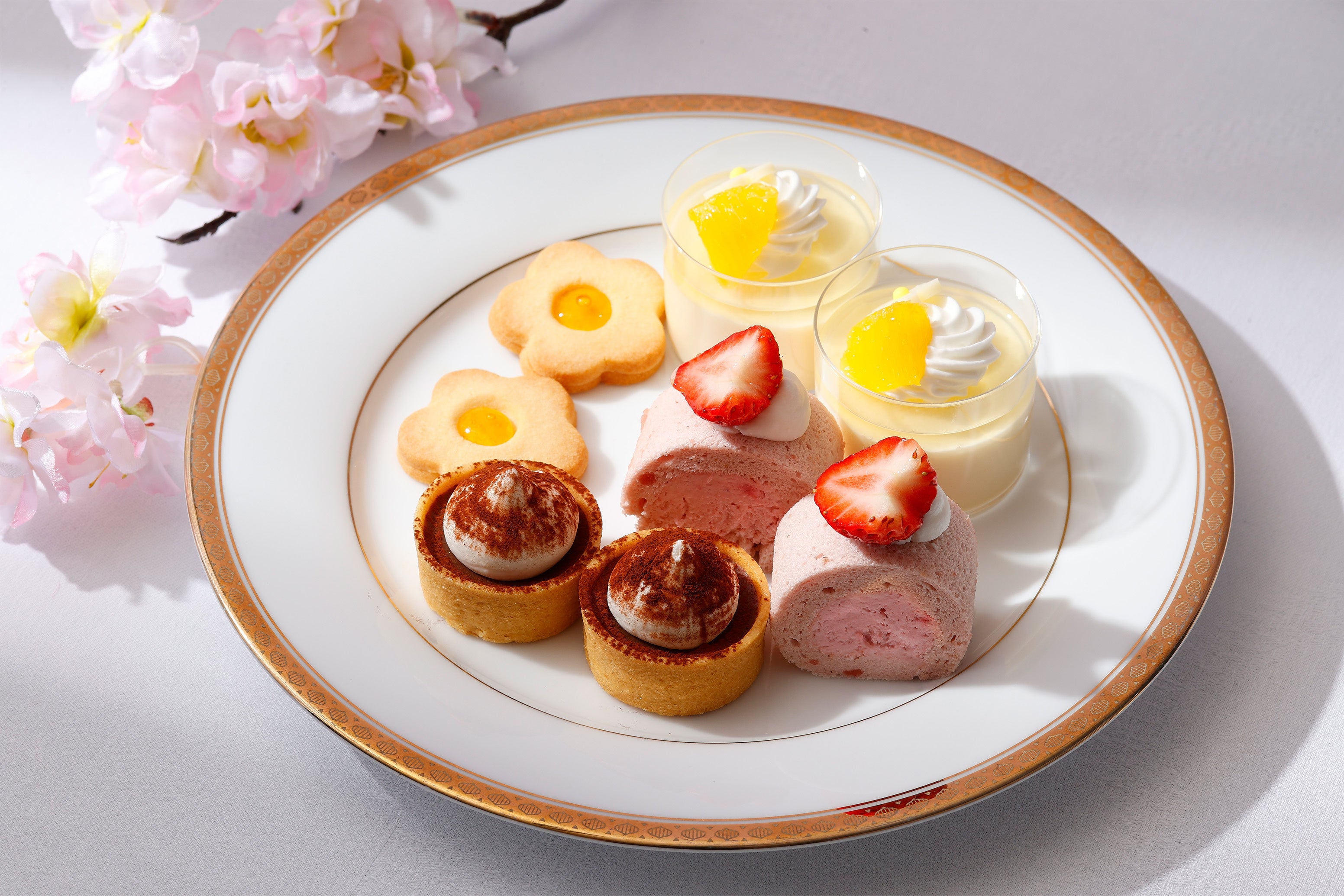 「春のアフタヌーンティー」中段（スイーツ）