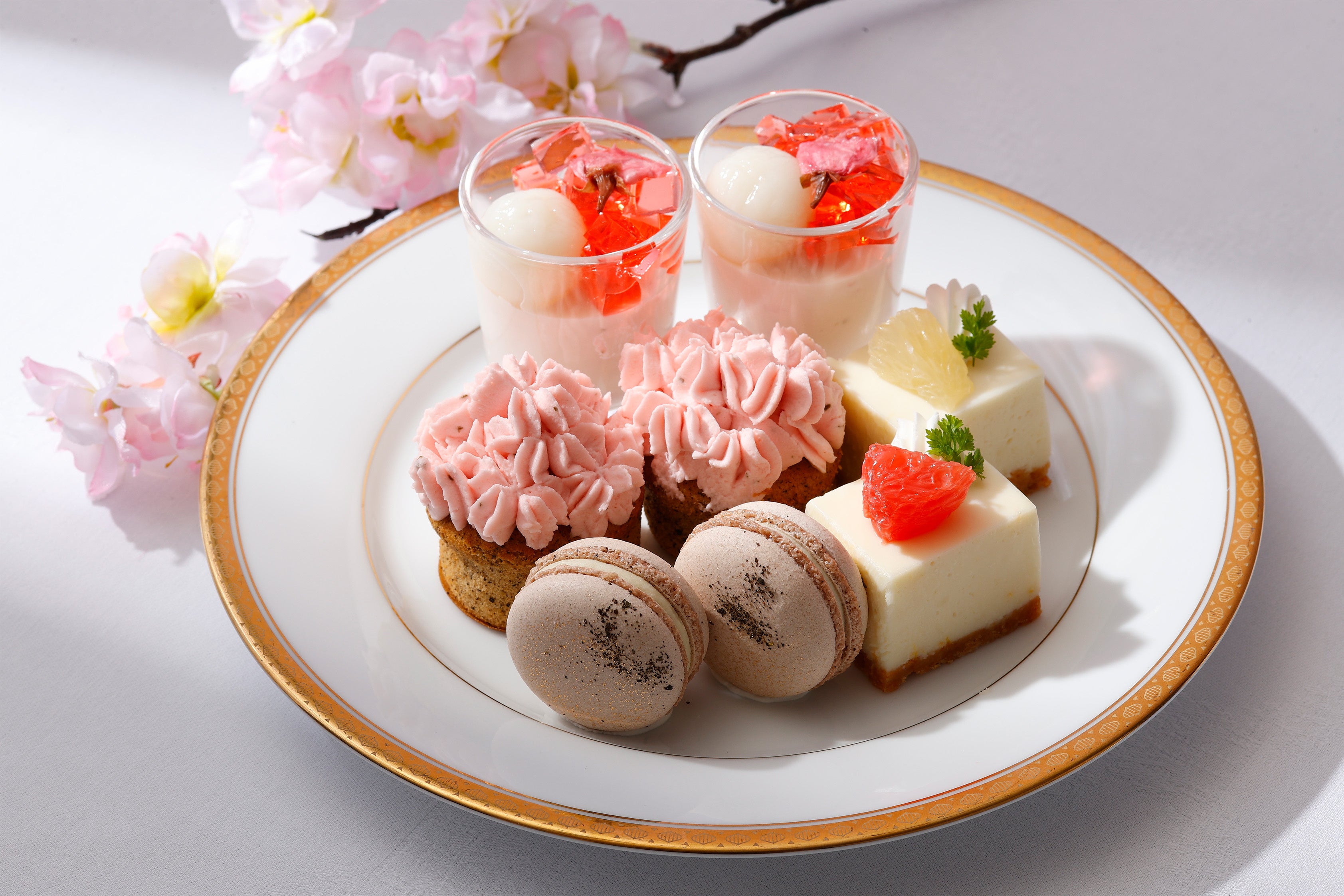 「春のアフタヌーンティー」上段（スイーツ）