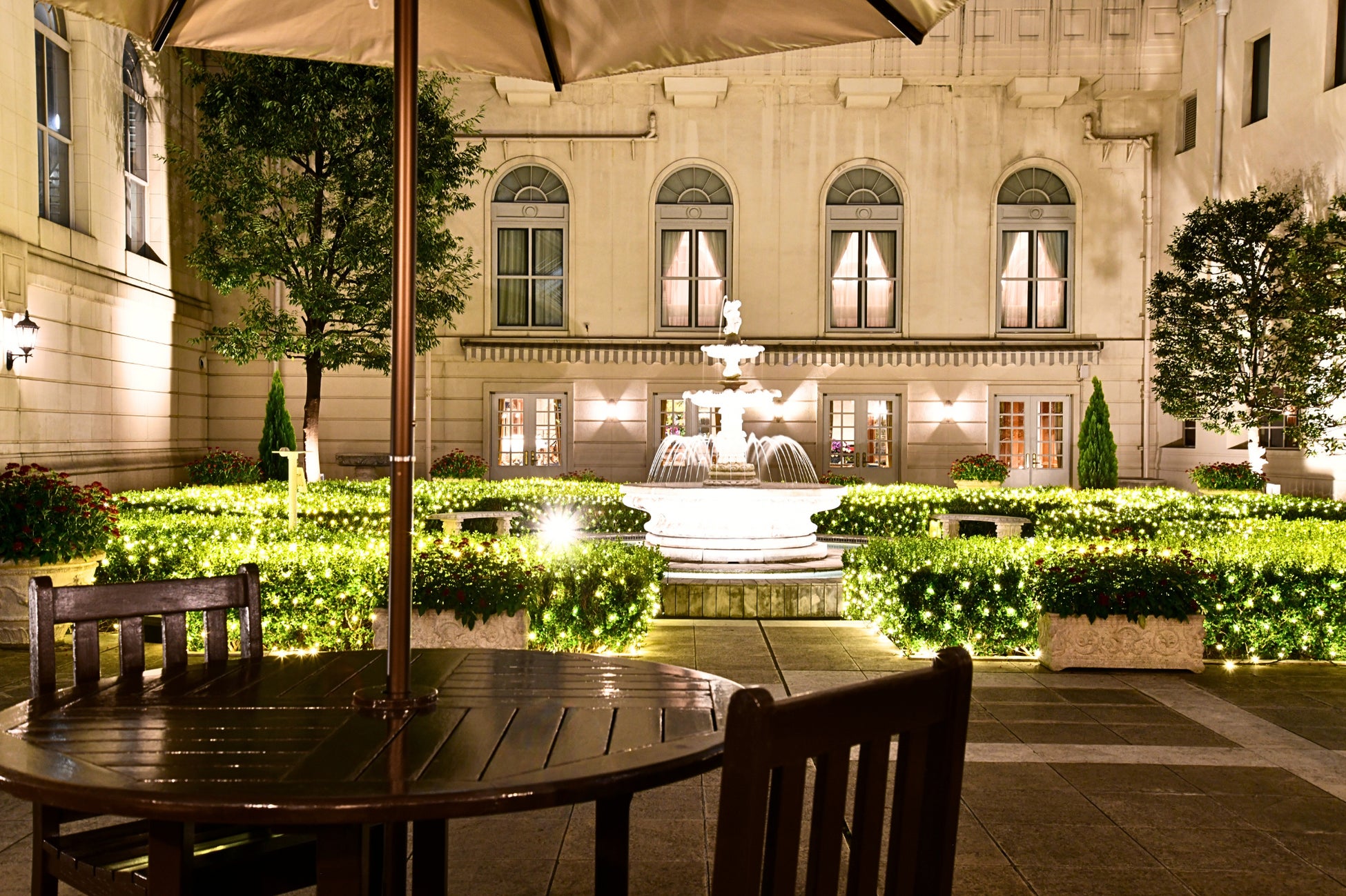 イルミネーションが煌めくヨーロッパ調の庭園に隣接