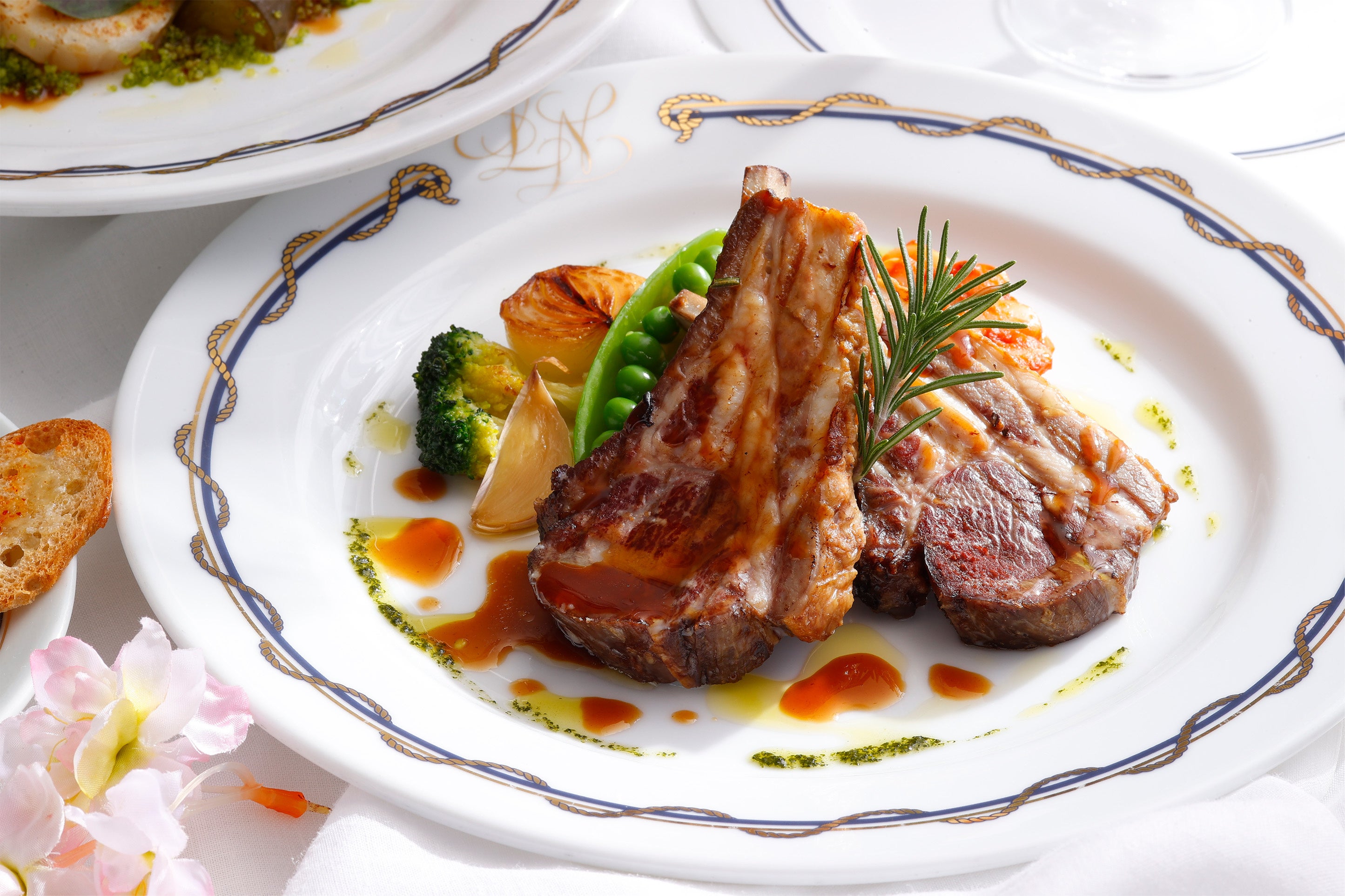 骨付き仔羊のロースト ローズマリーの香り 白いんげん豆添え（ランチコース 肉料理）