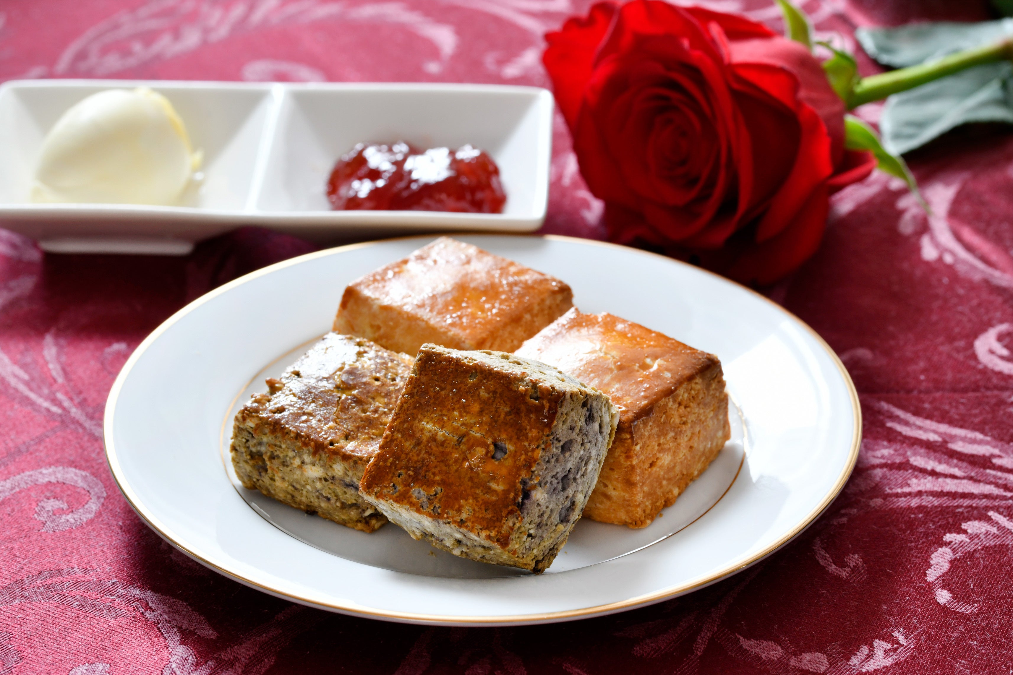 「薔薇のアフタヌーンティー」（スコーン）