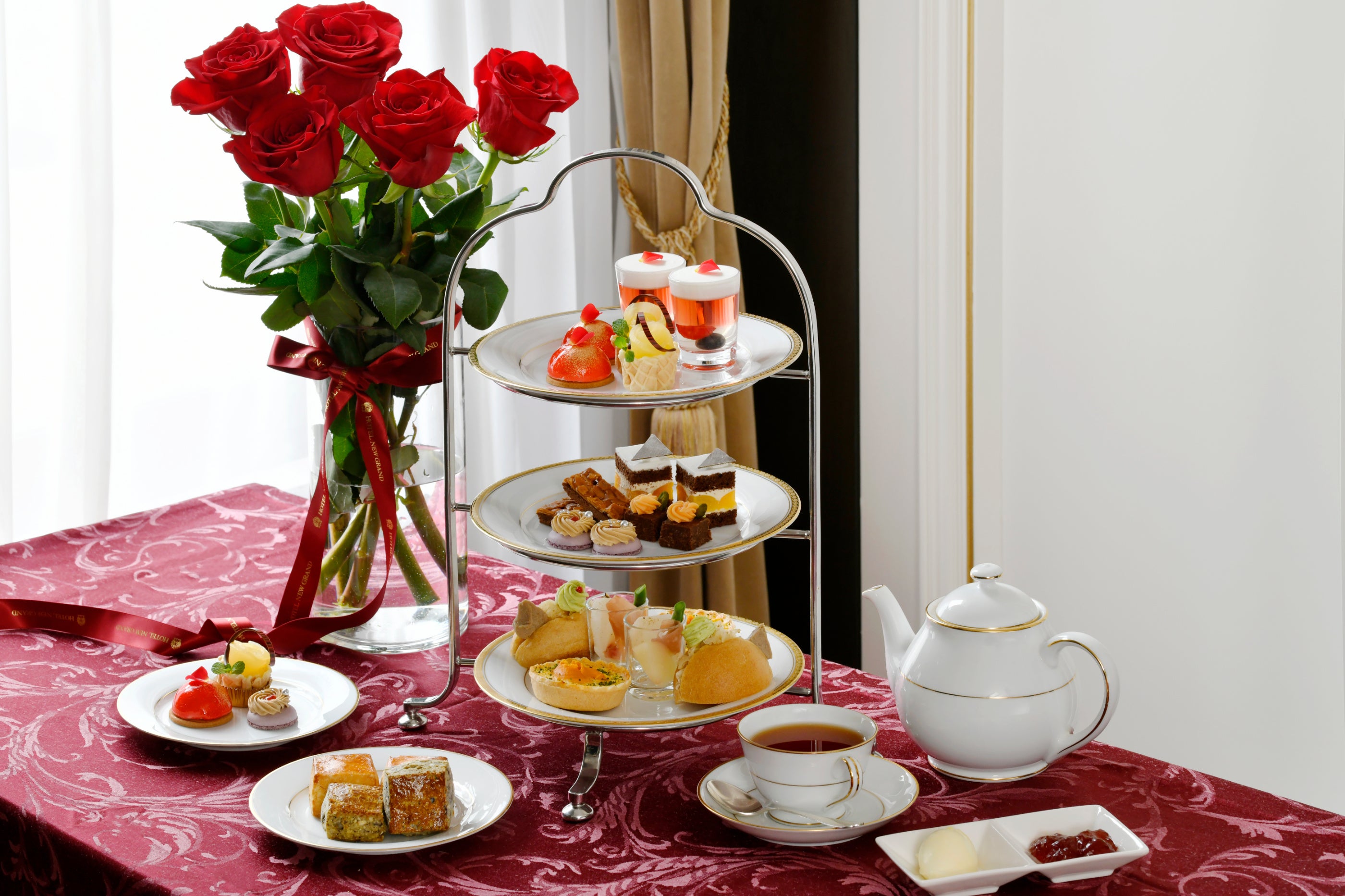 バラ香る優雅なひととき「薔薇のアフタヌーンティー」（ロビーラウンジ ラ・テラス）※画像は2名様分