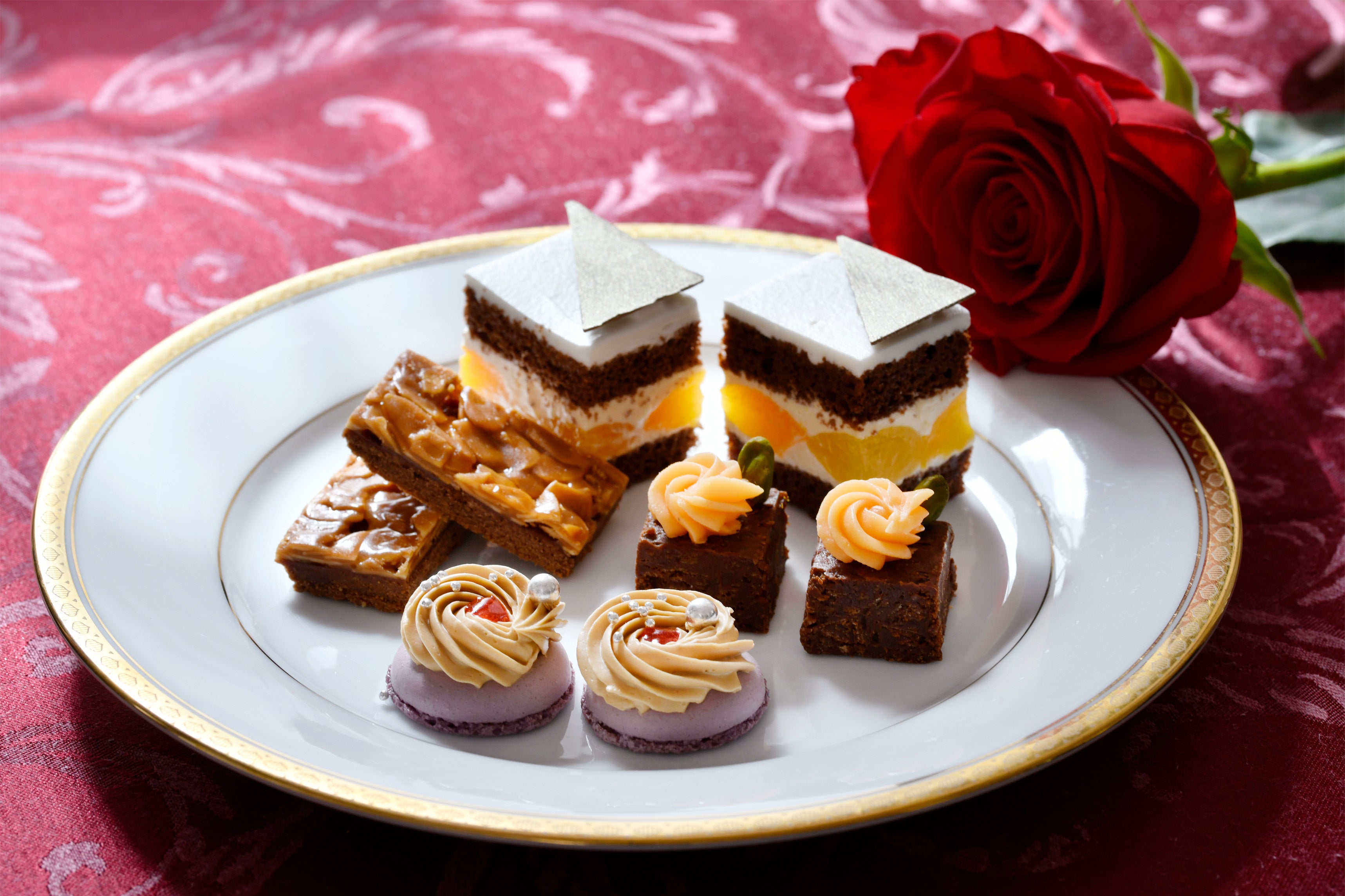 「薔薇のアフタヌーンティー」中段（スイーツ）