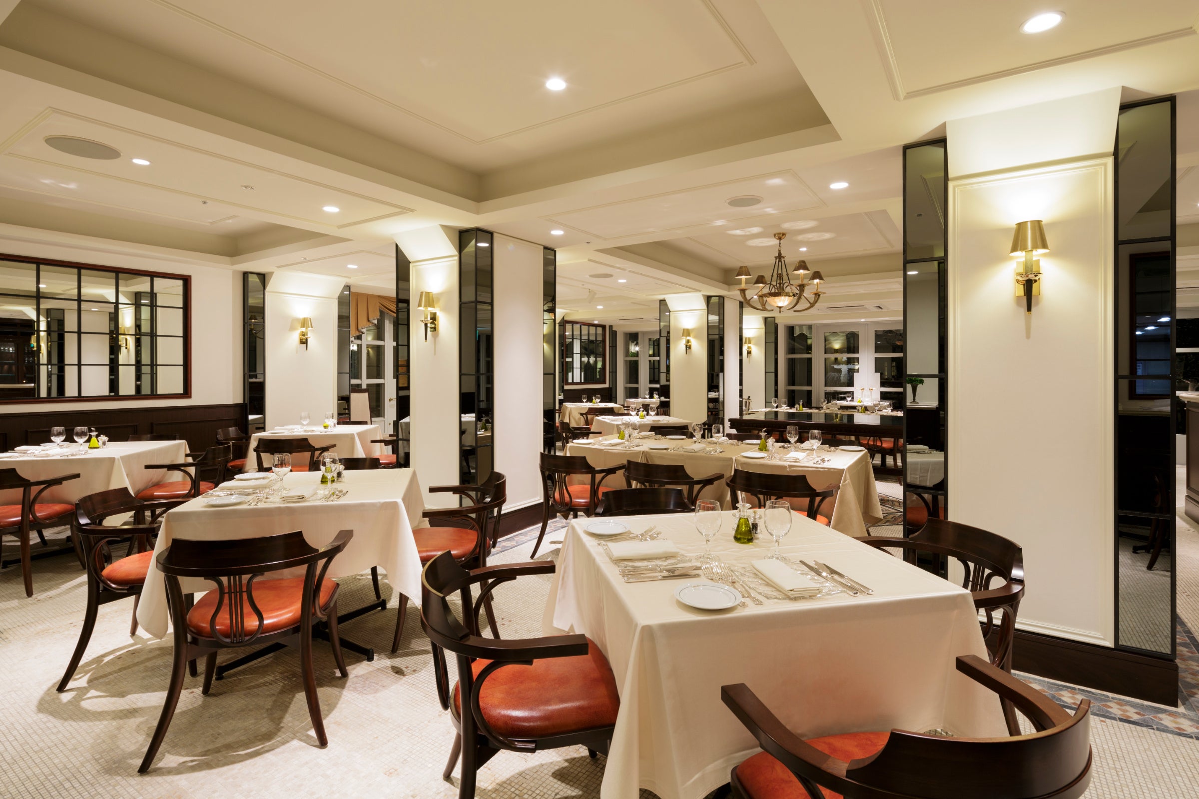 開放感あるカジュアルな雰囲気の店内