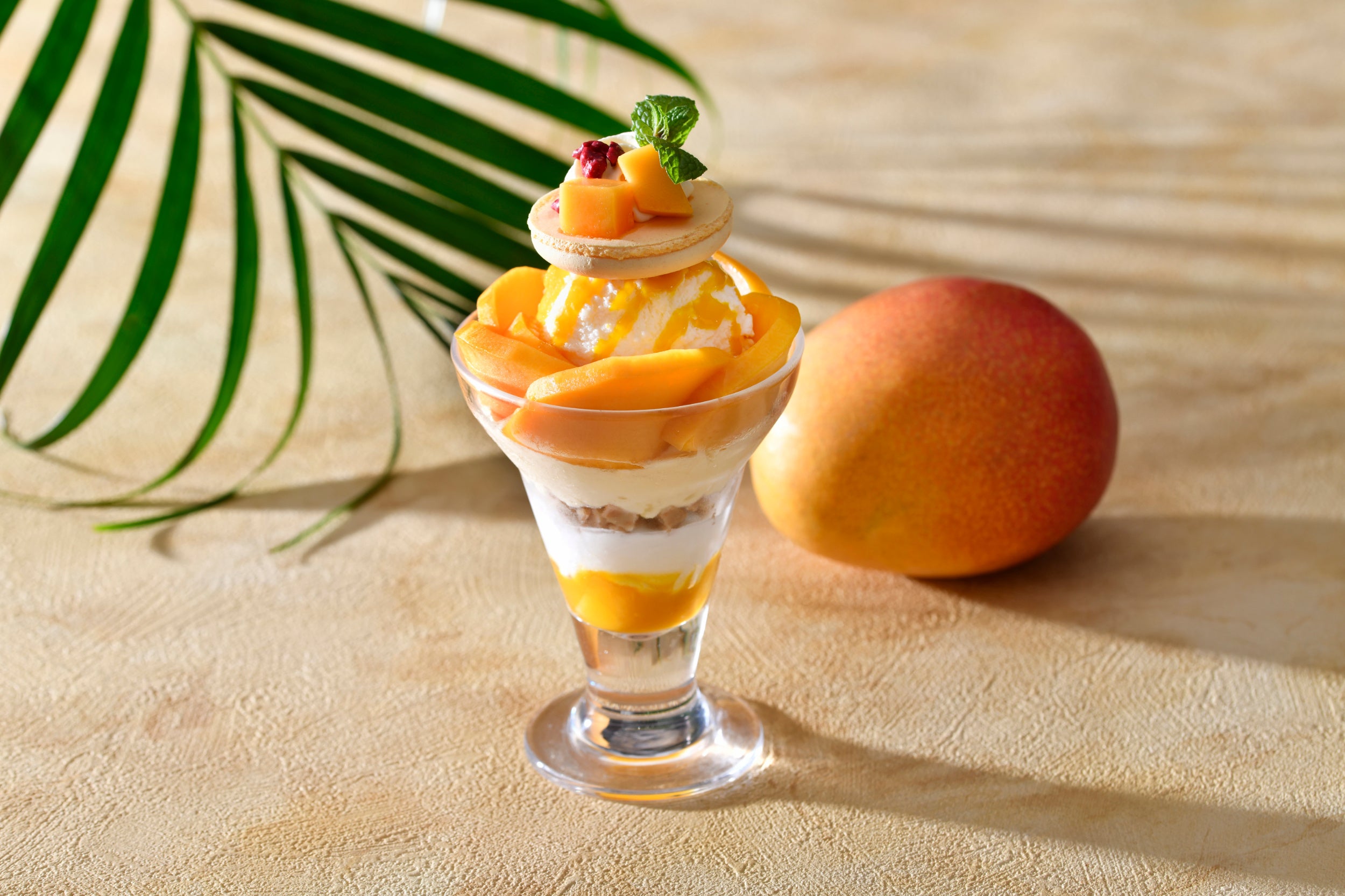 常夏のリゾート気分！瑞々しい太陽の恵みを味わう「マンゴーパフェ」