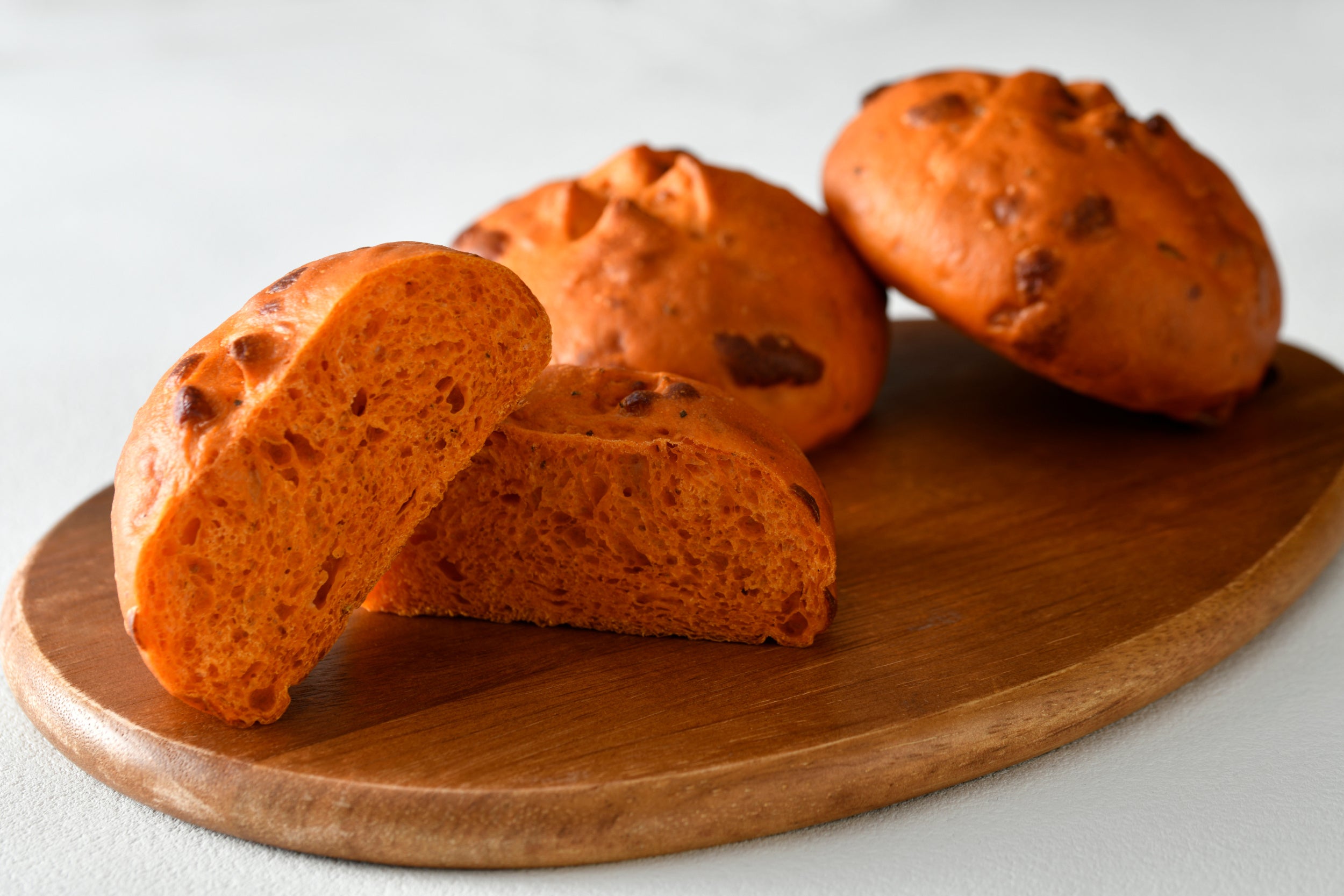 「トマトチェダーチーズパン」