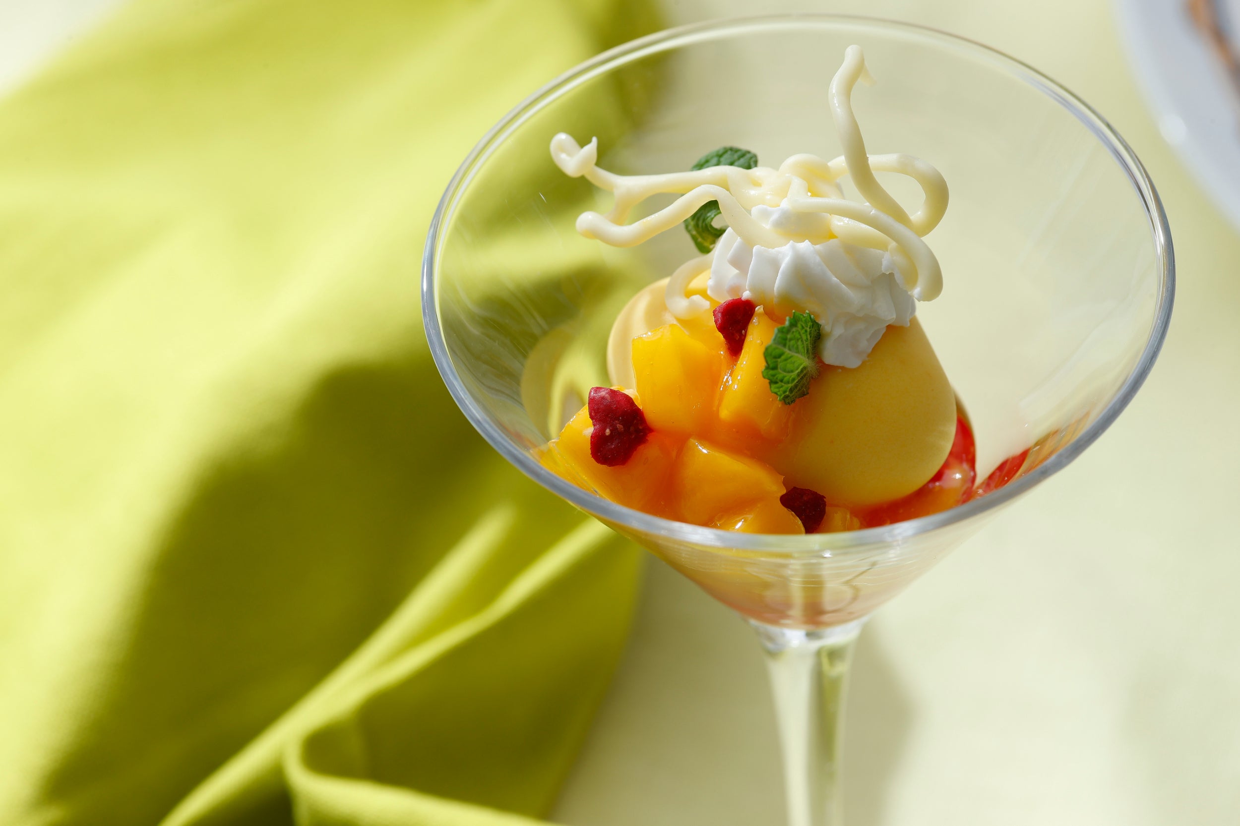 デザート：マンゴームース・アイスクリーム　ブラッドオレンジゼリー添え