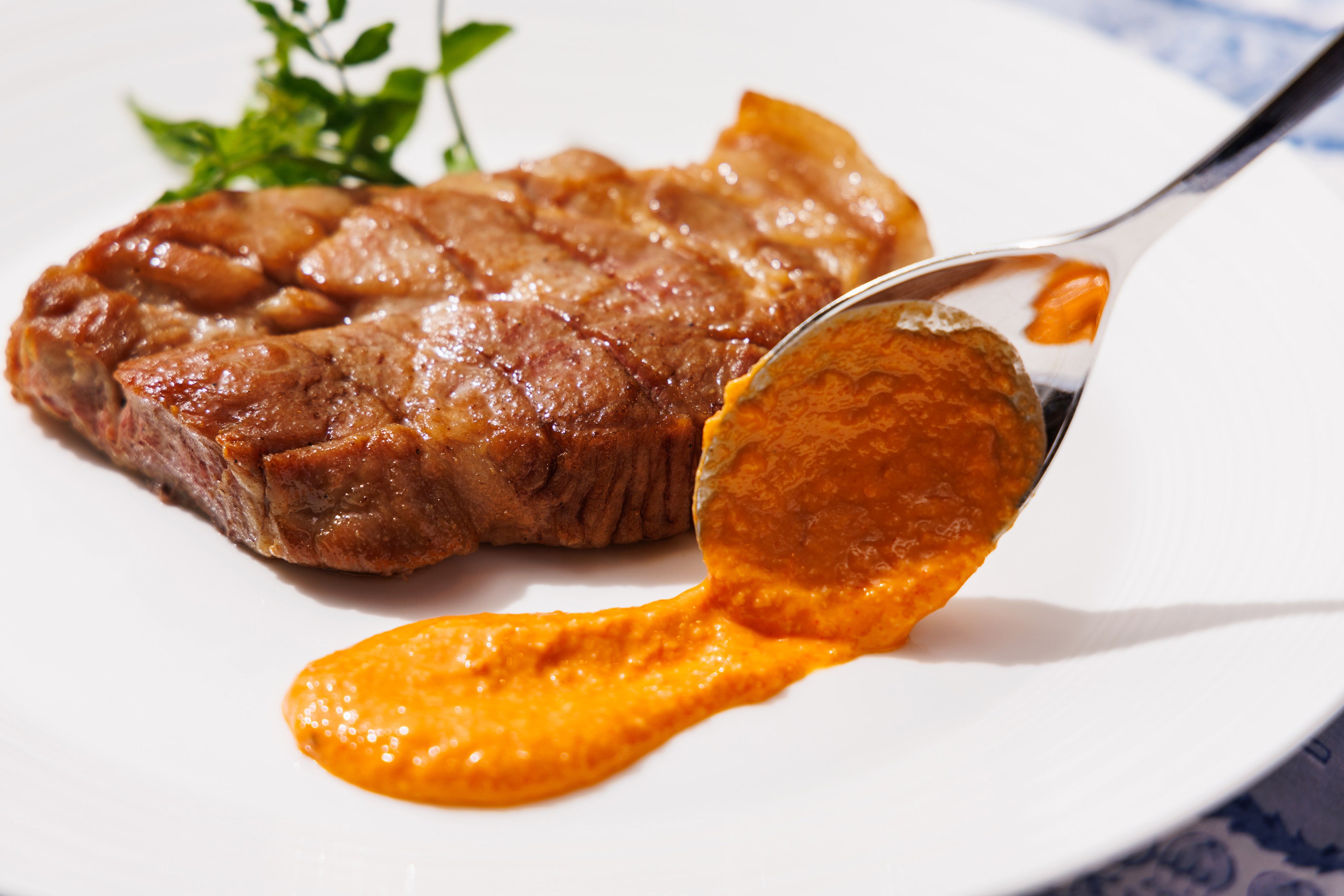 [ライブキッチン]スペイン風豚肩ロースのプランチャ　色鮮やかなロメスコソース（昼のみ提供）