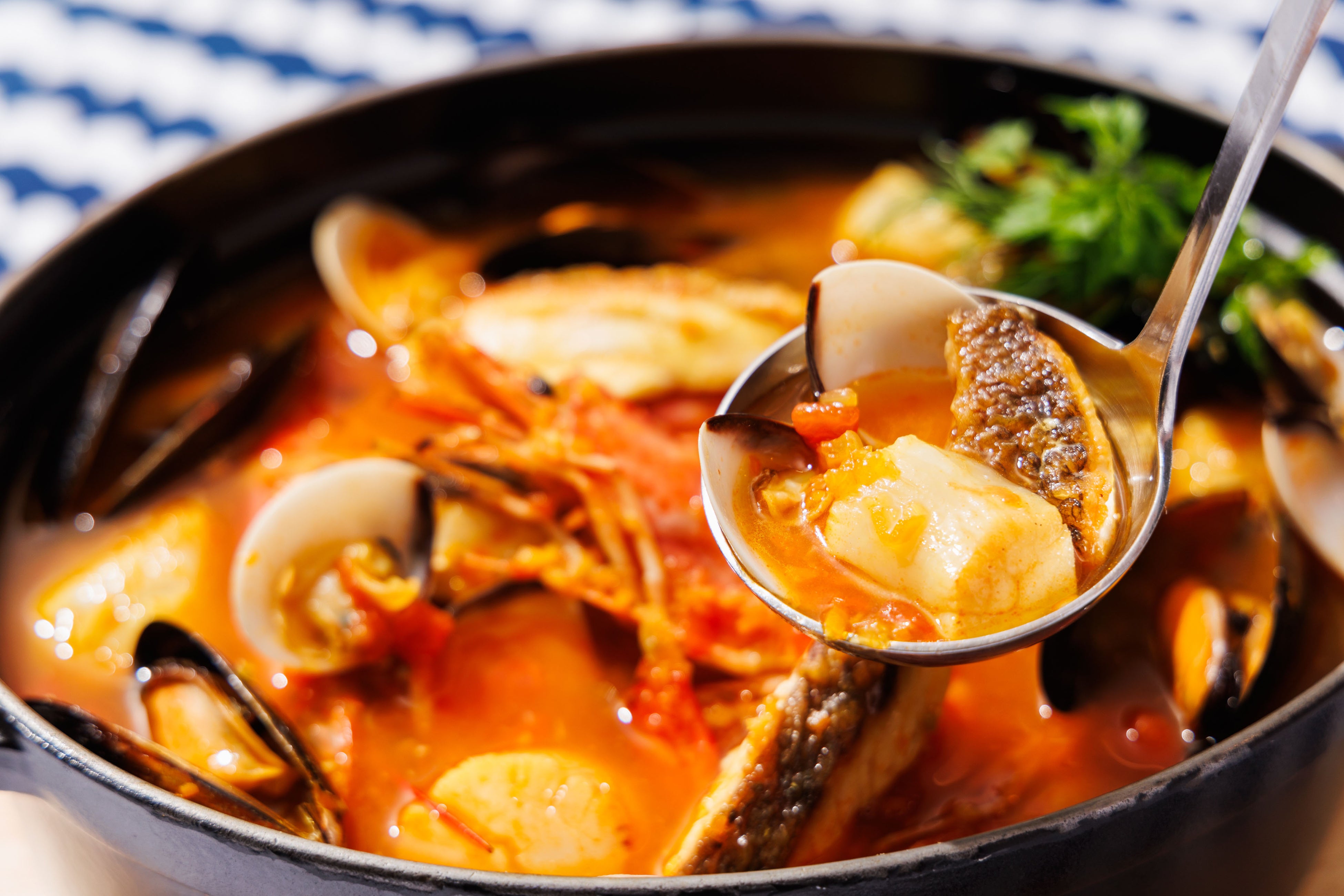 旨味たっぷり！ホテルならではの手間ひまかけた基本に忠実なレシピで作る海老・鯛・貝4種がごろごろ入った具沢山特製ブイヤベース　ニンニク香るオリジナルアイオリソースと共に