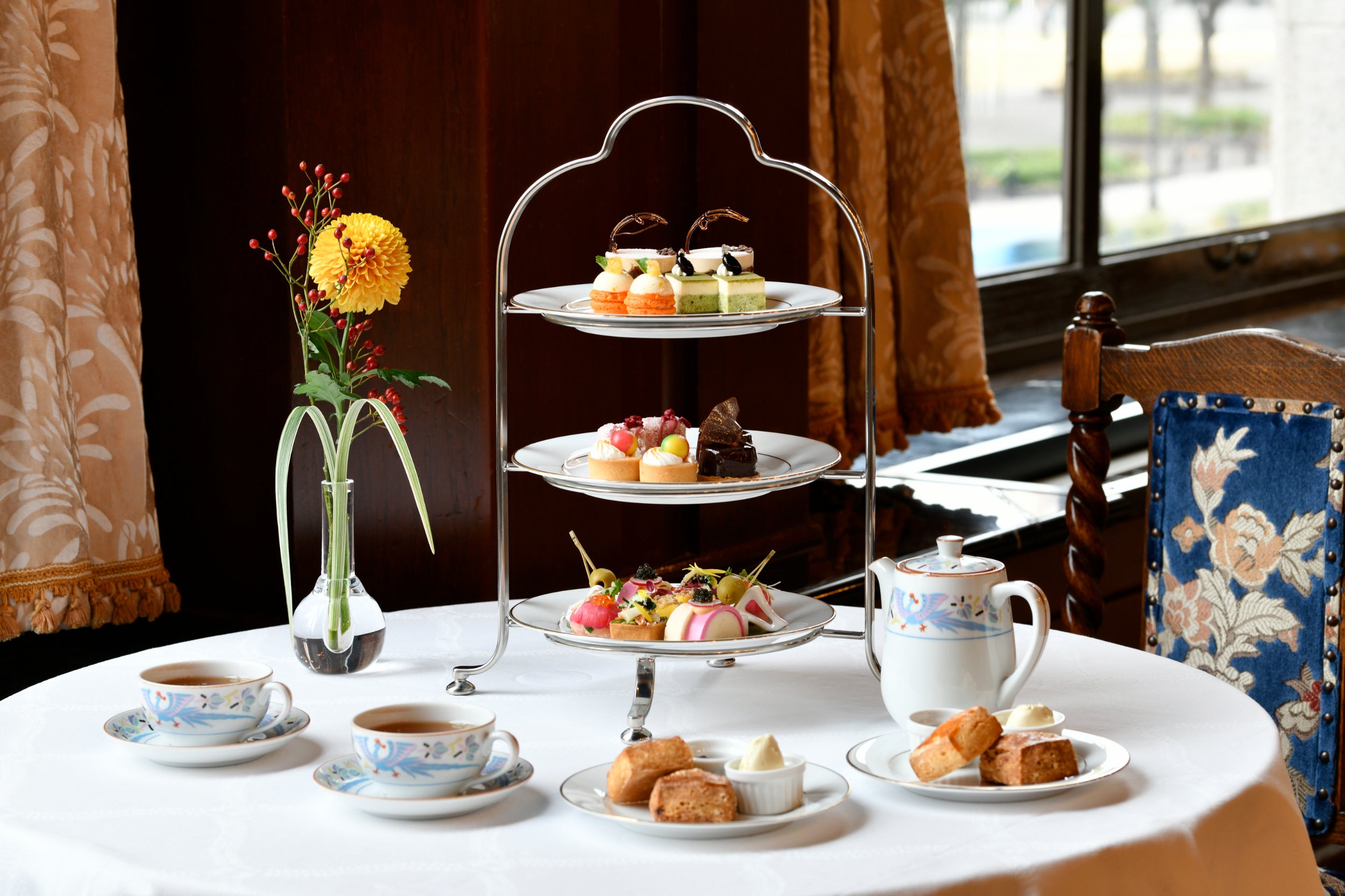 【ホテルニューグランド】歴史薫る空間で新年を祝うティータイム「新春フェニックスアフタヌーンティー」