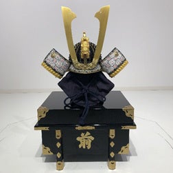 【ホテルメトロポリタン】「南の宝箱 鹿児島フェア」にて鹿児島県の兜を試着体験 【ホテルメトロポリタン】「南の宝箱 鹿児島フェア」にて鹿児島県の兜を試着体験