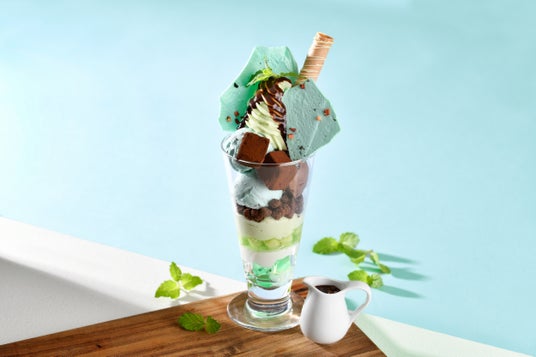 【ホテルニューグランド】1カ月限定販売!「チョコミントパフェ」(コーヒーハウス ザ・カフェ) 【ホテルニューグランド】1カ月限定販売!「チョコミントパフェ」(コーヒーハウス ザ・カフェ)