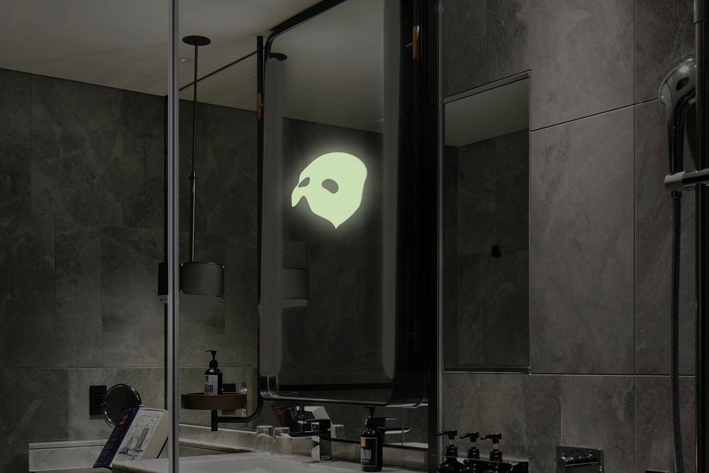 暗闇の中 鏡に浮かび上がる怪人の仮面