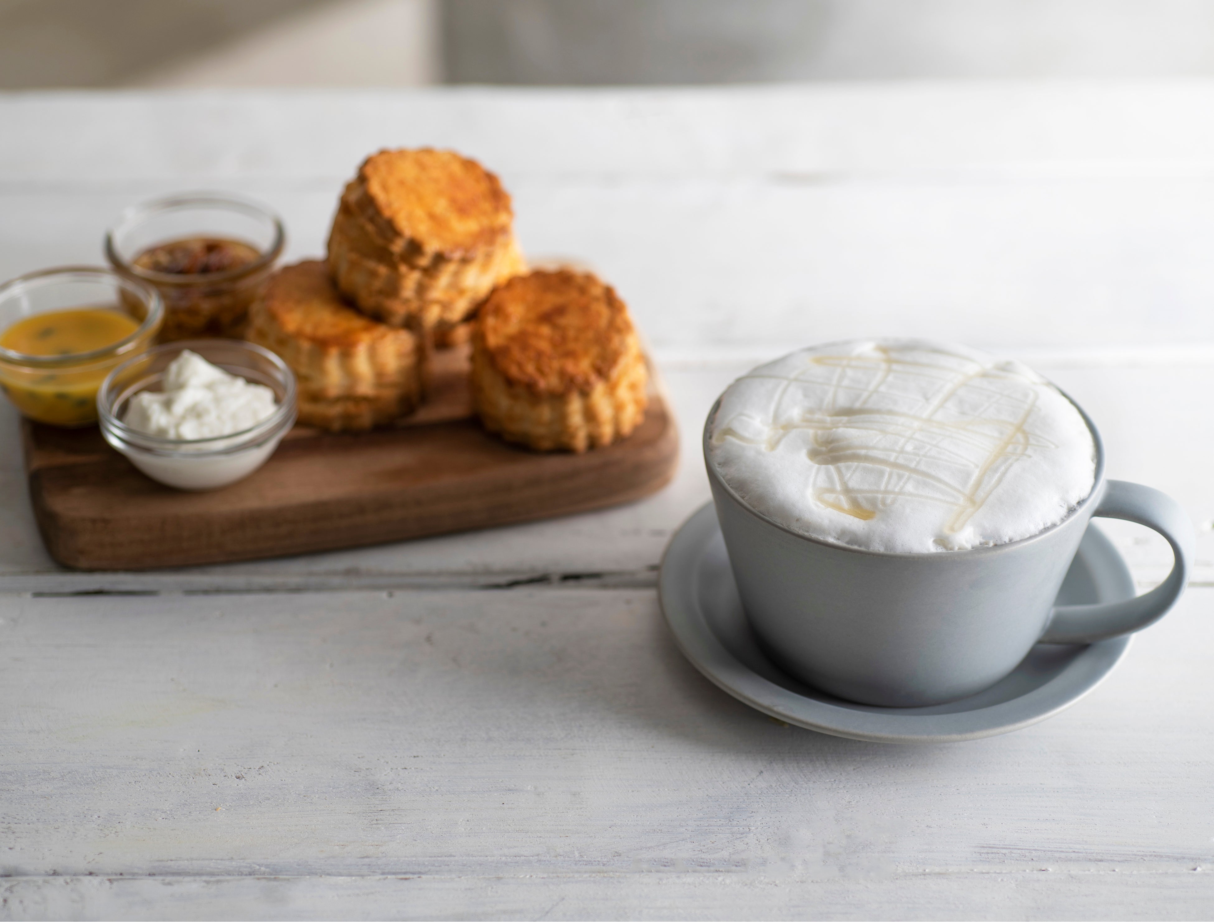 こだわりスコーンとティーラテで癒しのヒトトキを。