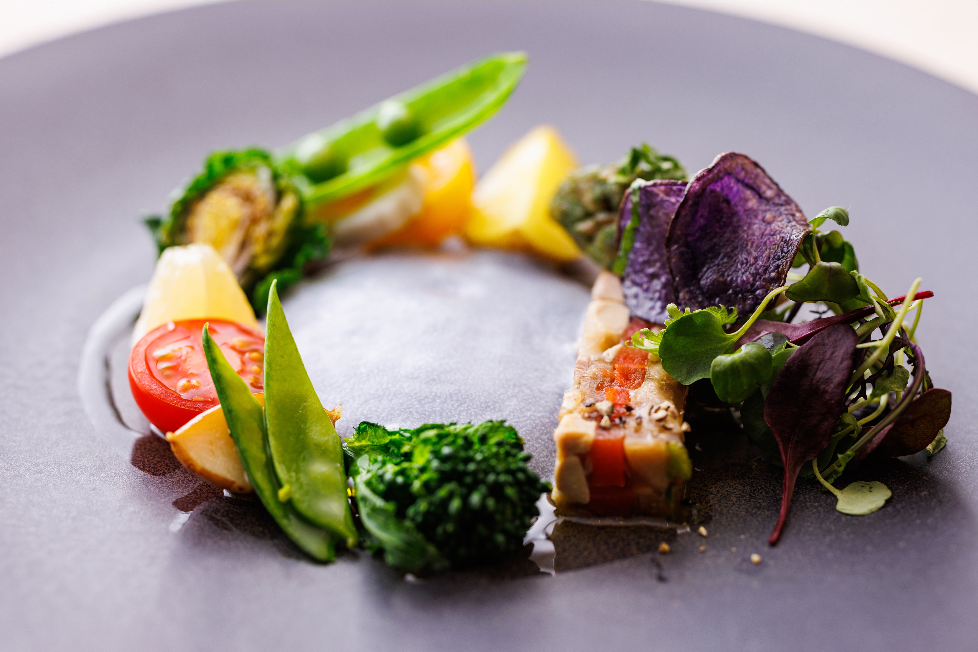 佐渡島「へんじんもっこ」の“たまとろサラミ”と豚足のテリーヌ　じゃが芋のエスプーマ えごまの香り