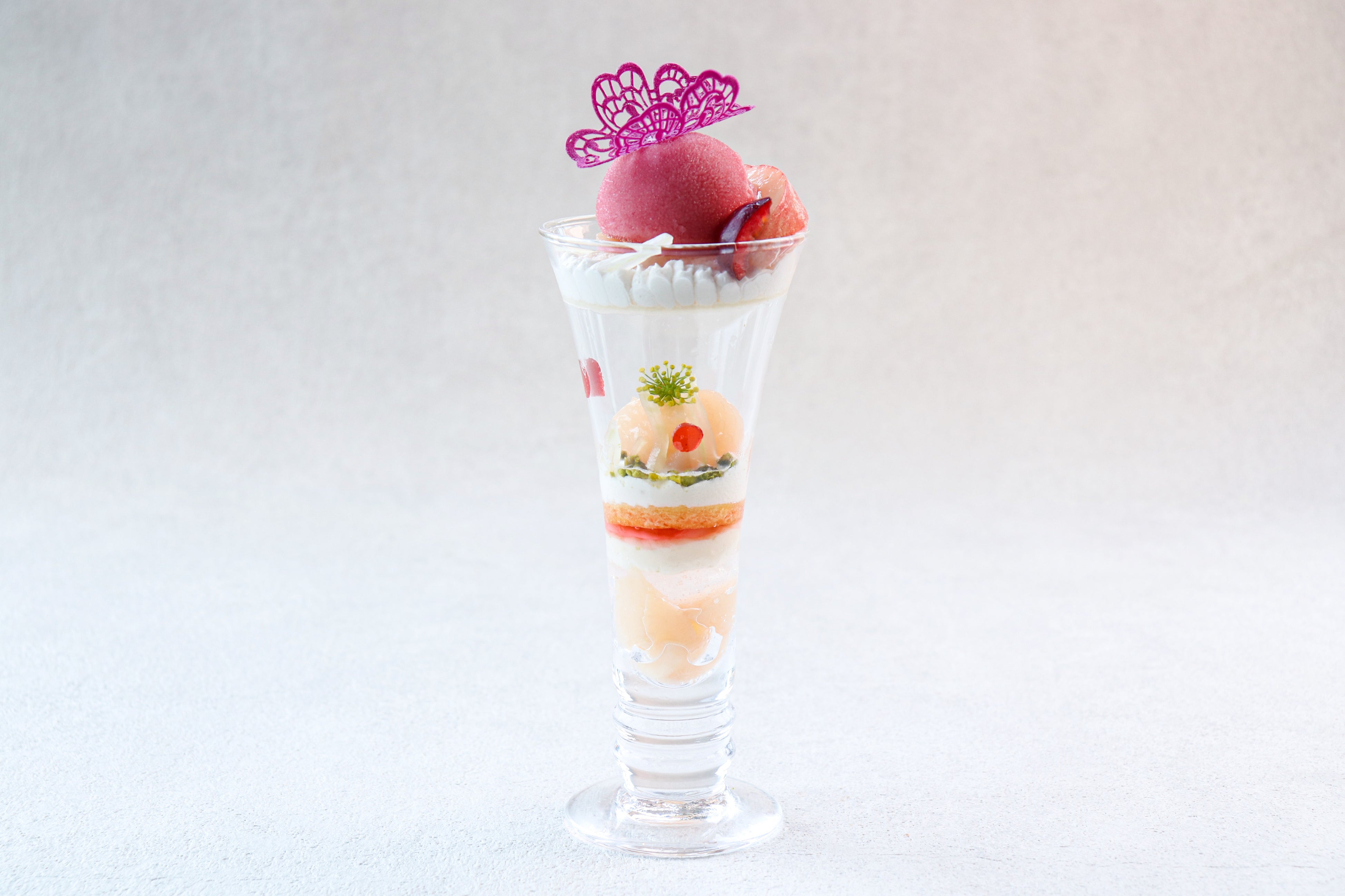 フェンネル香る白桃パフェ イメージ１