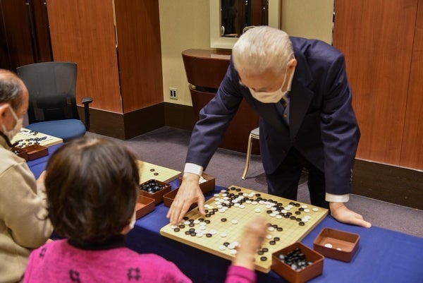 プロ棋士（白江八段）による指導碁イメージ写真