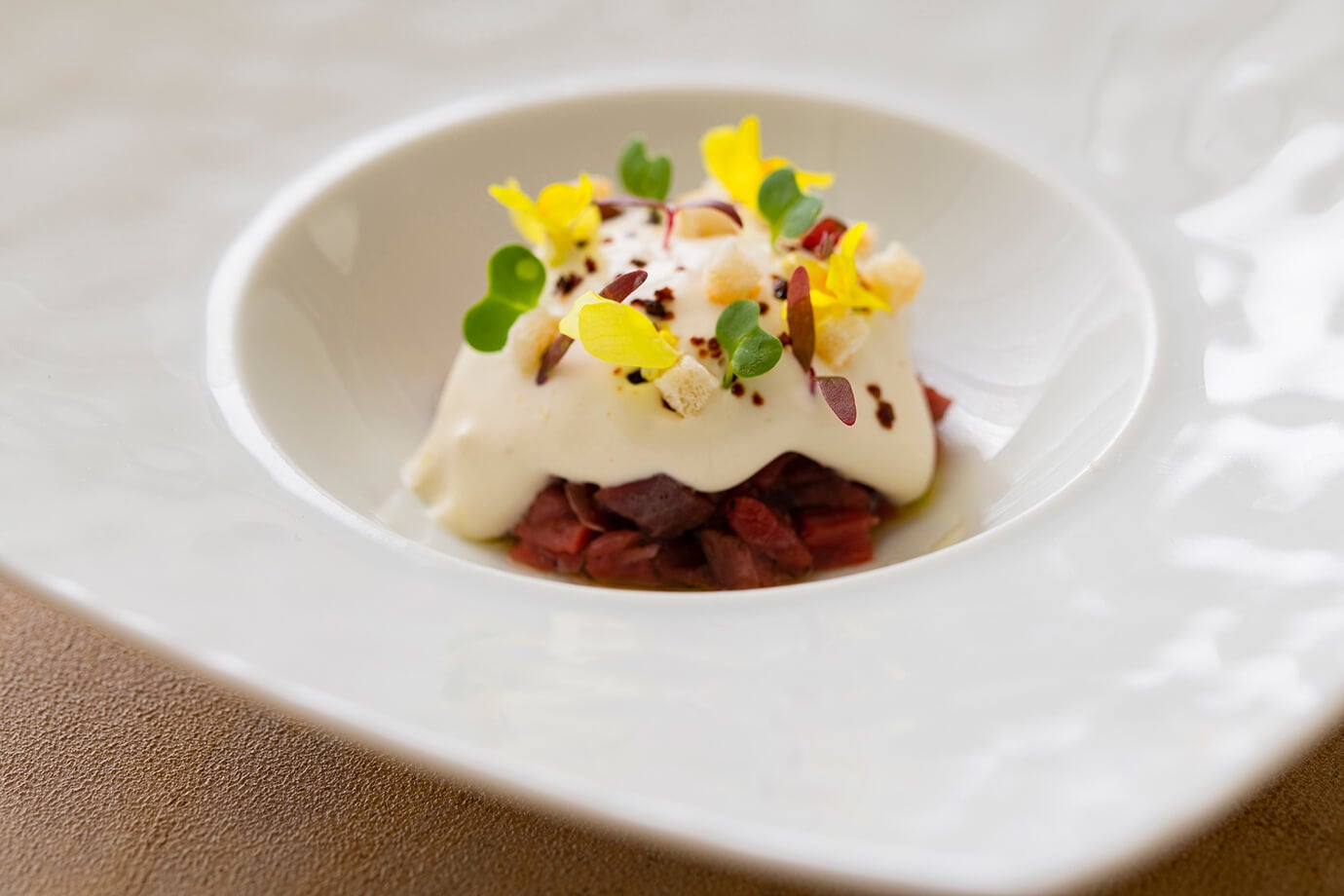 ダチョウのタルタルと山葵のムース