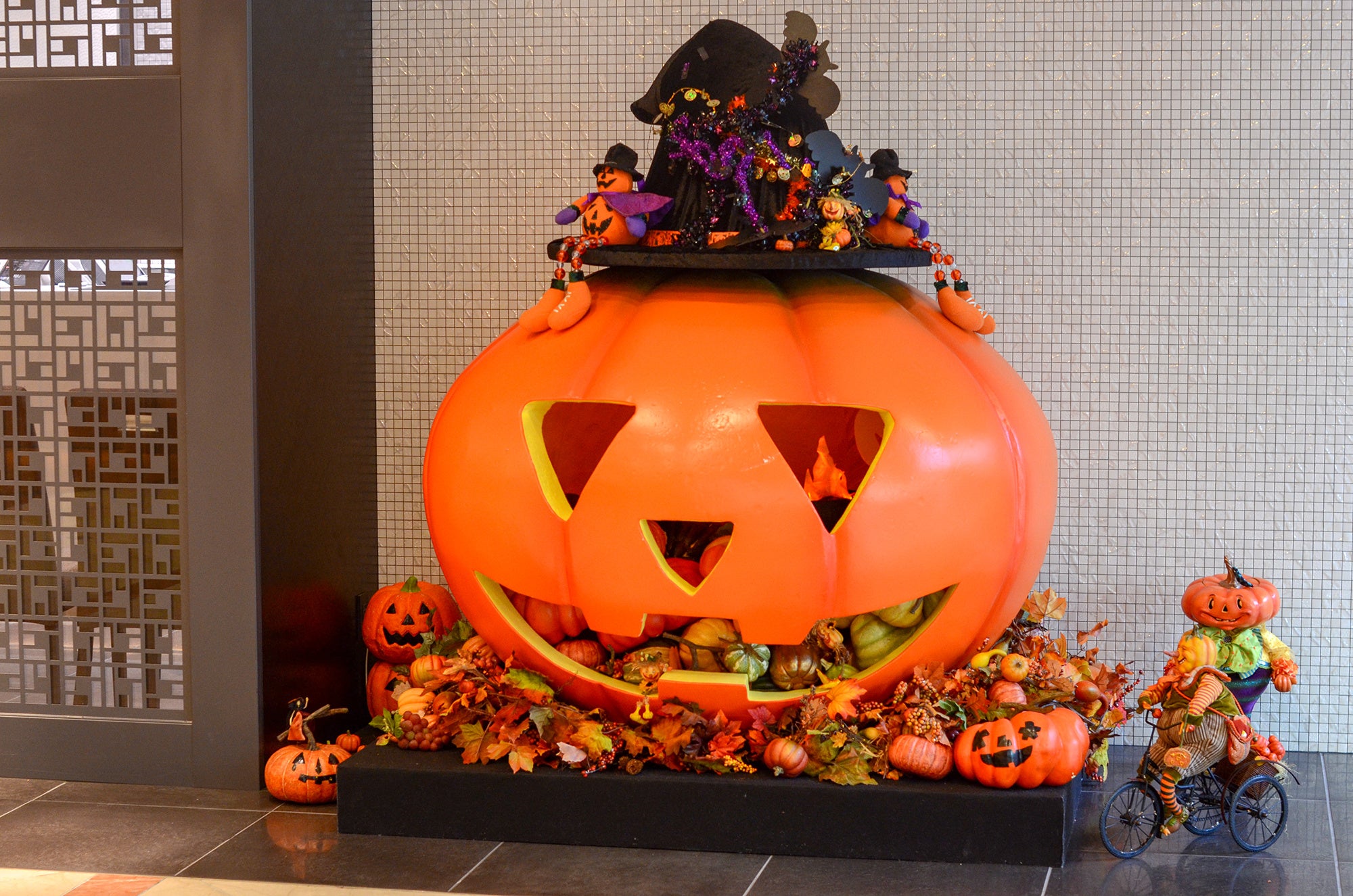 ロビーに設置する「ジャック・オー・ランタン」イメージ写真