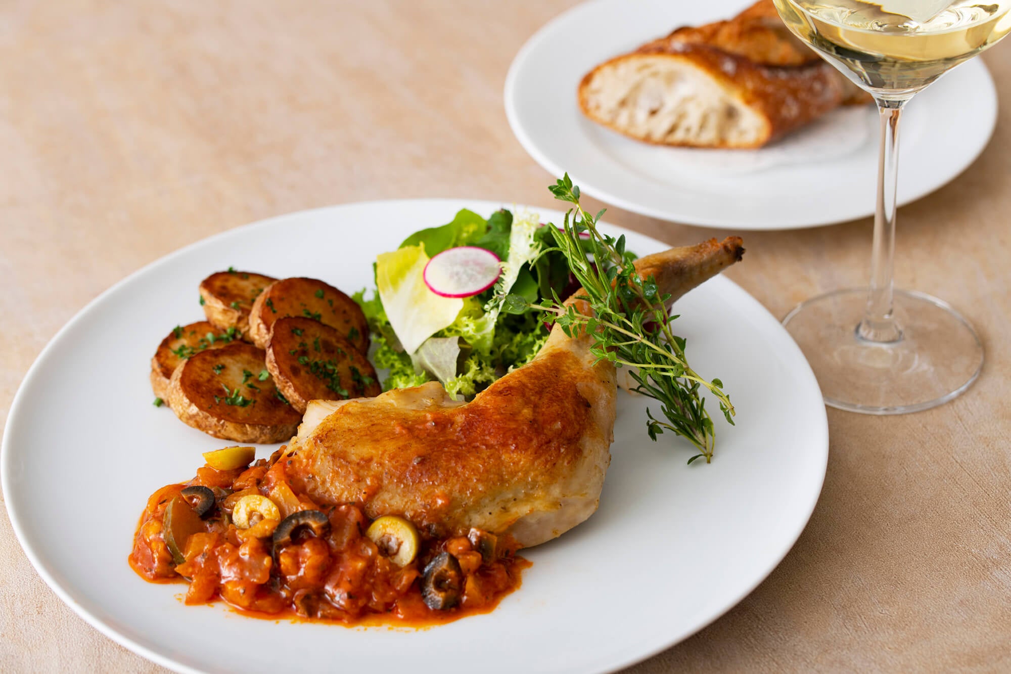 「鶏もも肉のコンフィ ラタトゥイユ添え」盛り付けイメージ