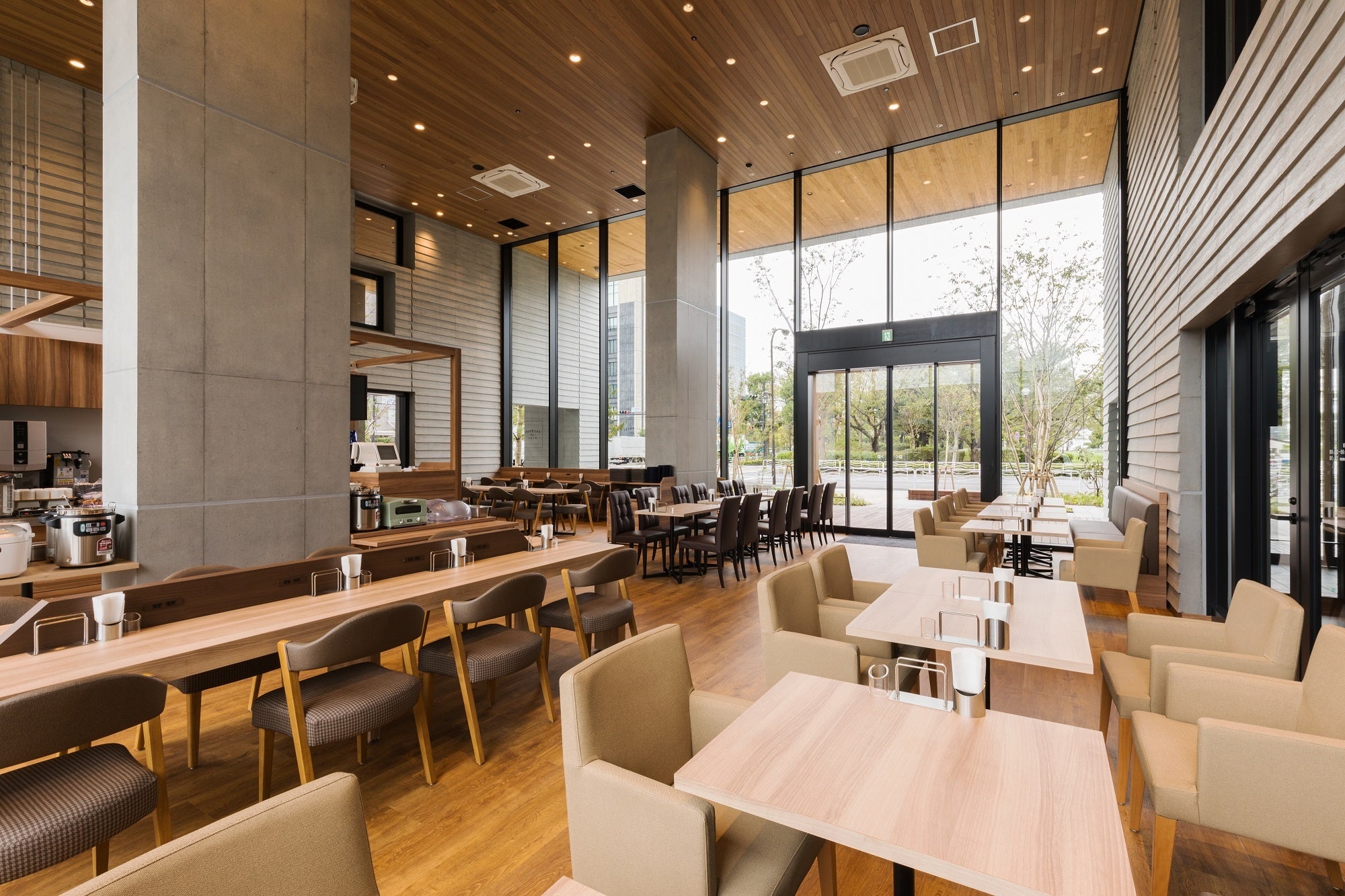 自然光の差込む明るくあたたかみのある店内