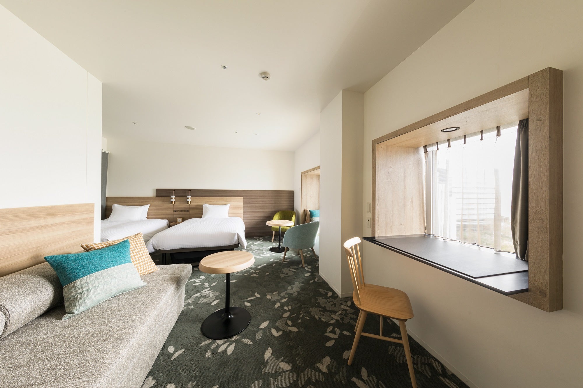 特徴的な出窓を活かした客室