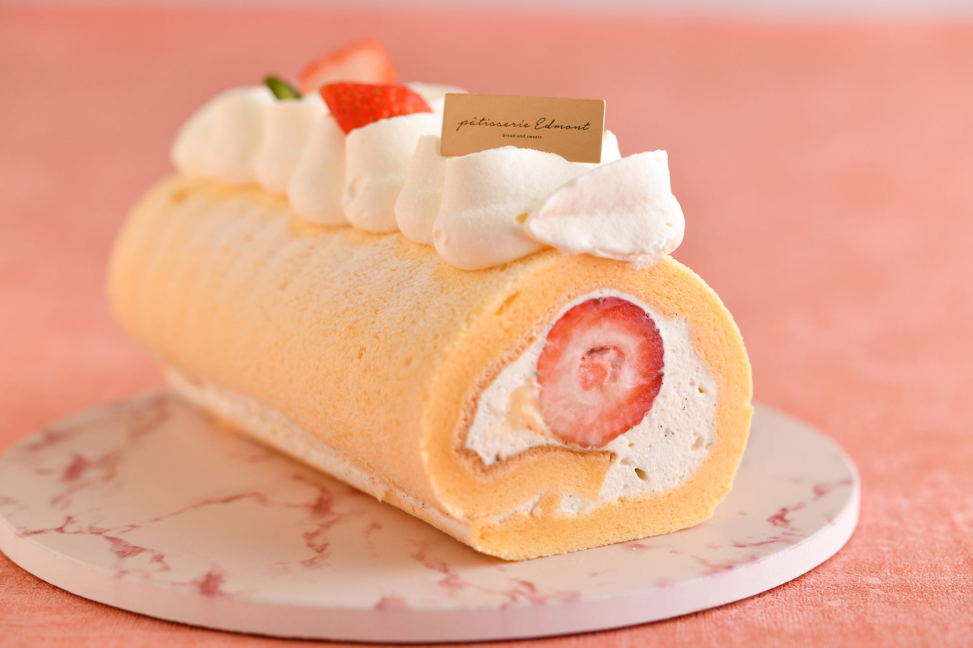 「イチゴのロールケーキ」1本(約15cm)税込み2,400円/1ピース・税込み540円