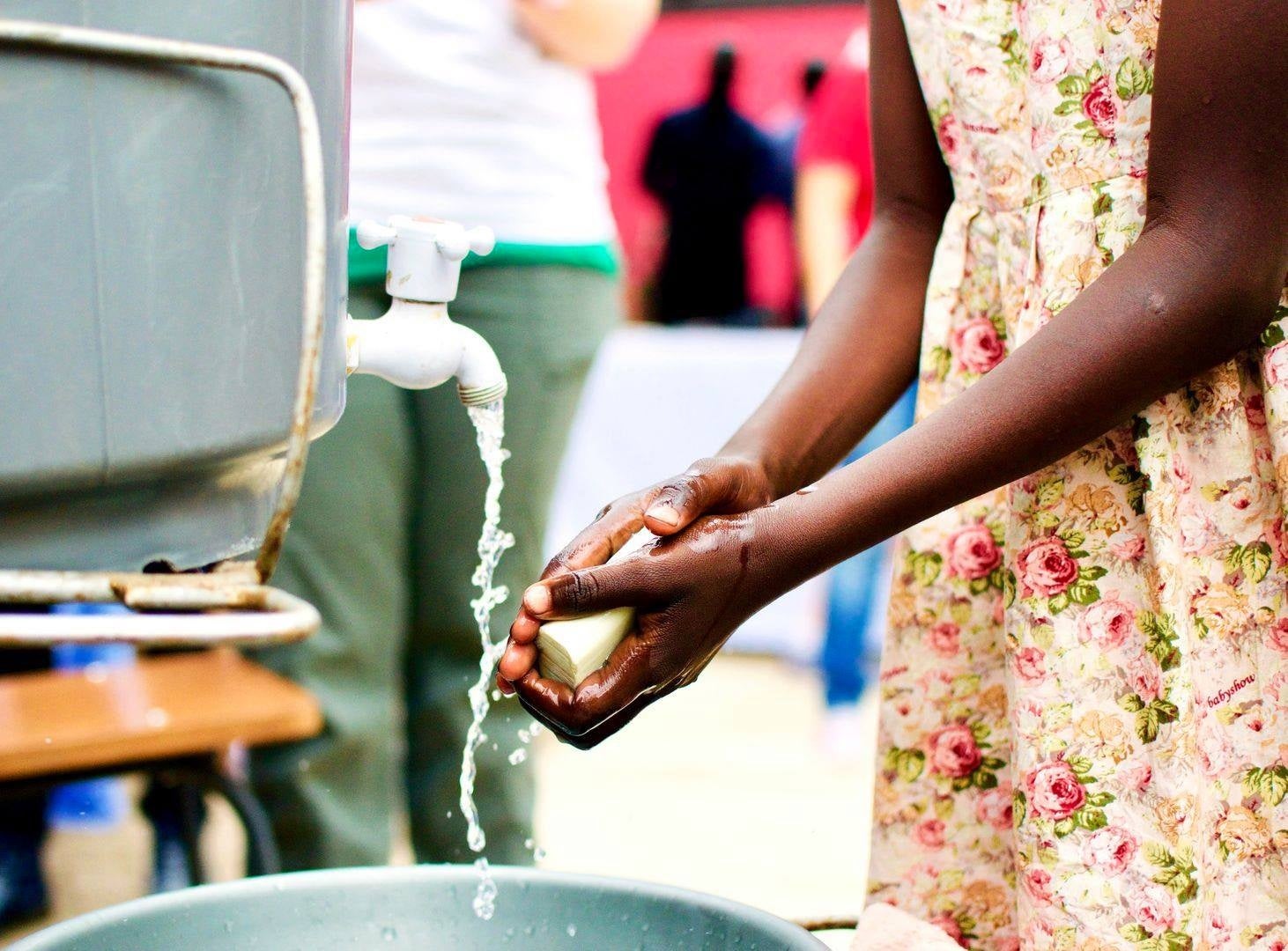 実際に配布された石鹸で手洗い　イメージ