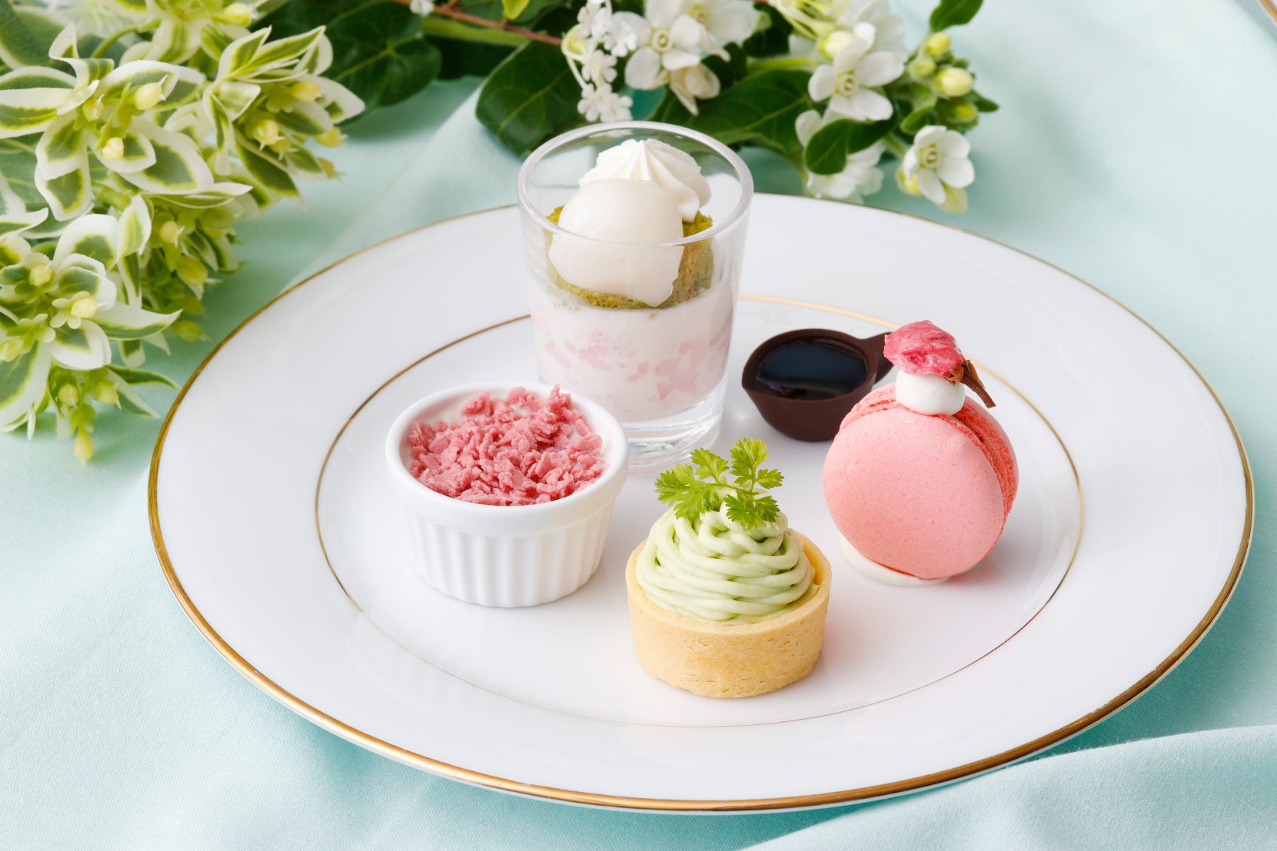 春のアフタヌーンティー（スイーツ／上段）