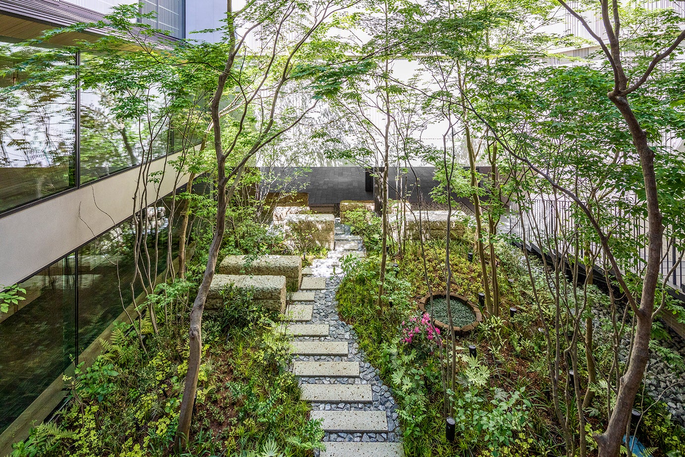 季節感を感じられる中庭