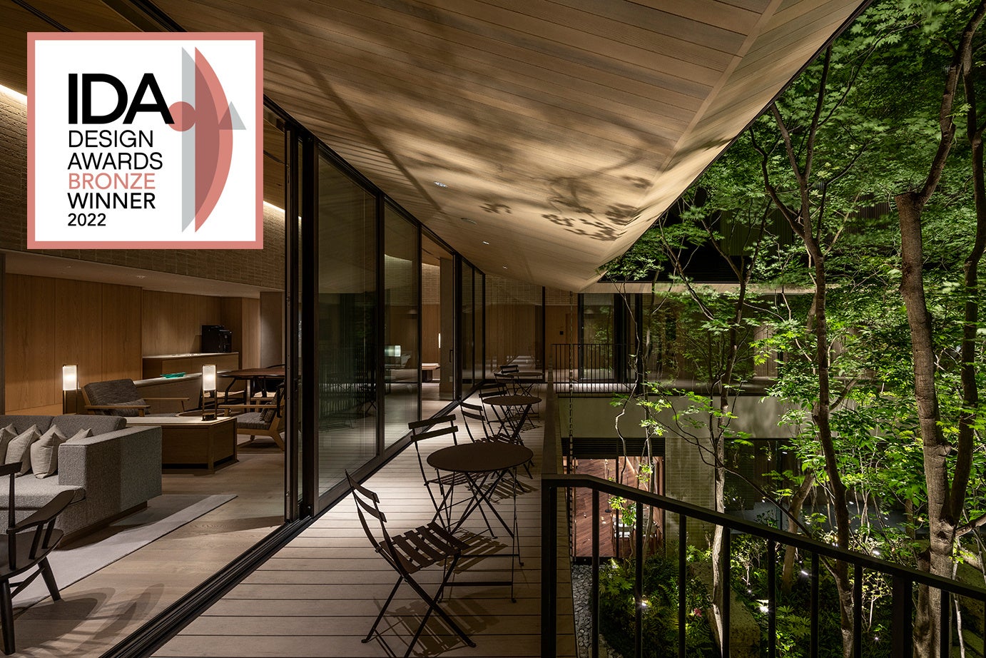 中庭と一体となったロビーとテラス