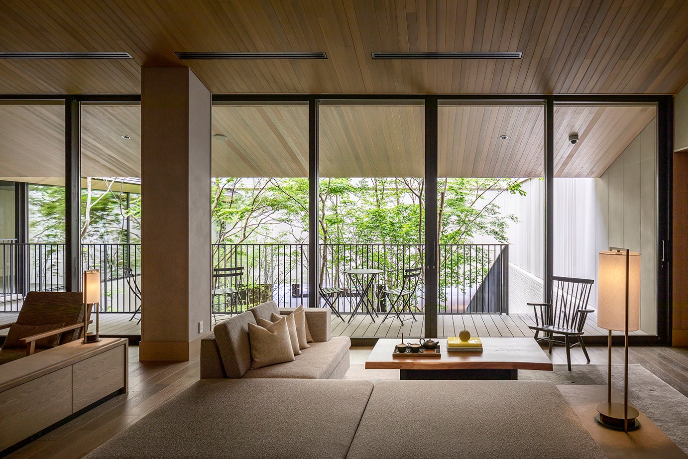 ロビーより望む中庭の植栽