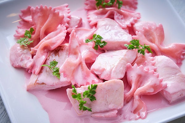 ＜西洋料理＞本日のお魚とファルファレのクリーム煮 ビーツの風味で