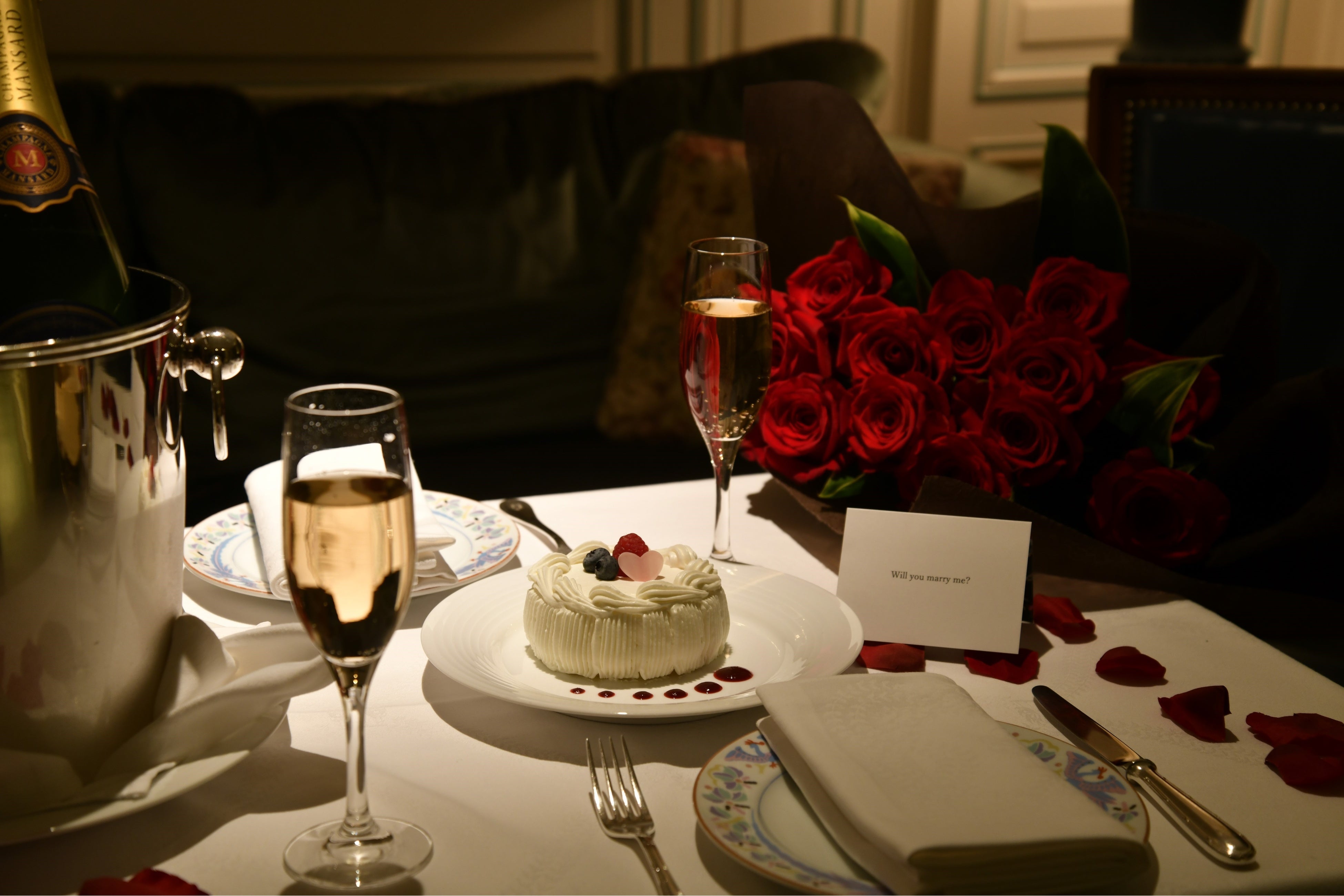 お部屋にはダズンローズの12本のバラとケーキやシャンパンをご用意