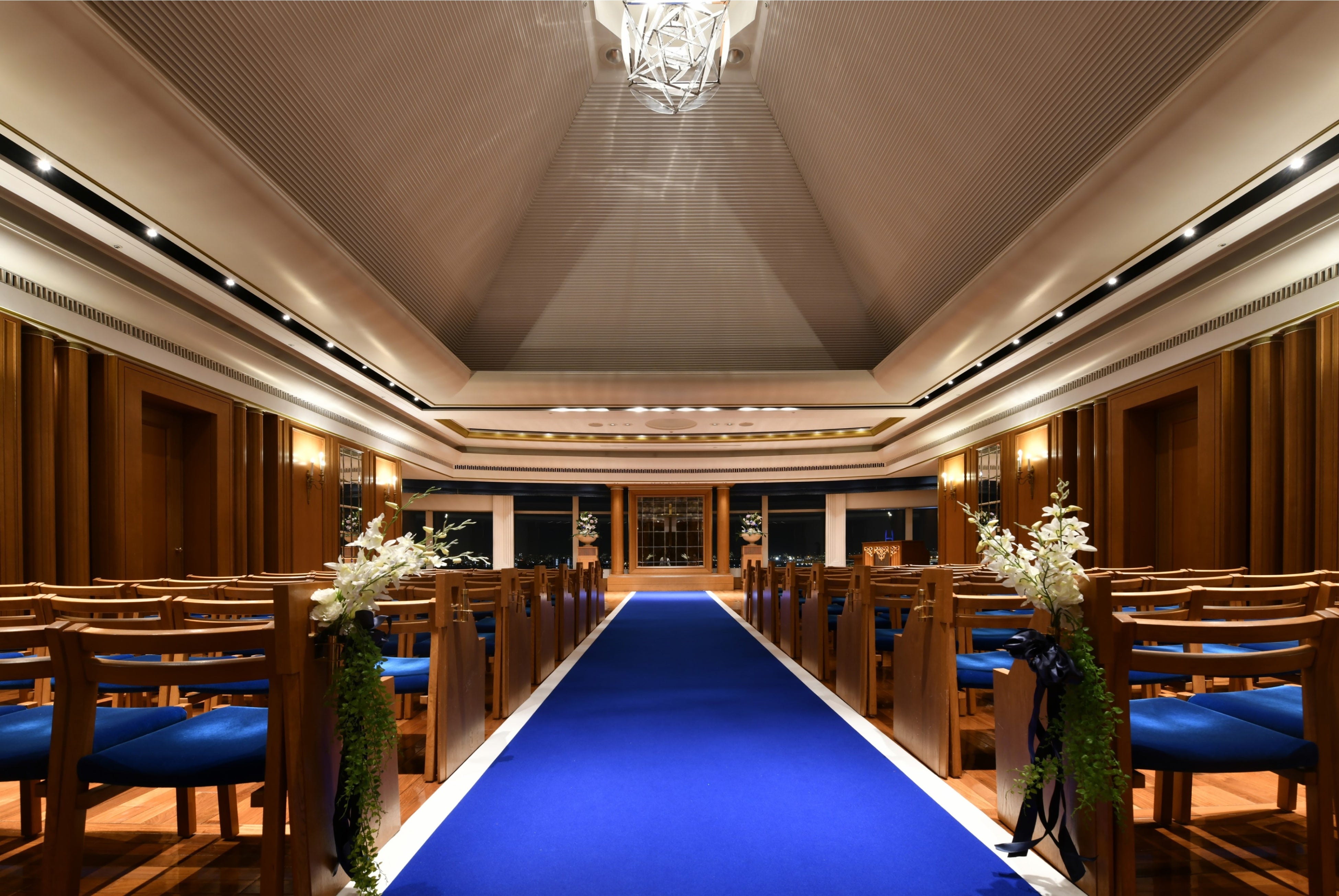 ホテル最上階 地上70メートルに位置する「スカイチャペル」