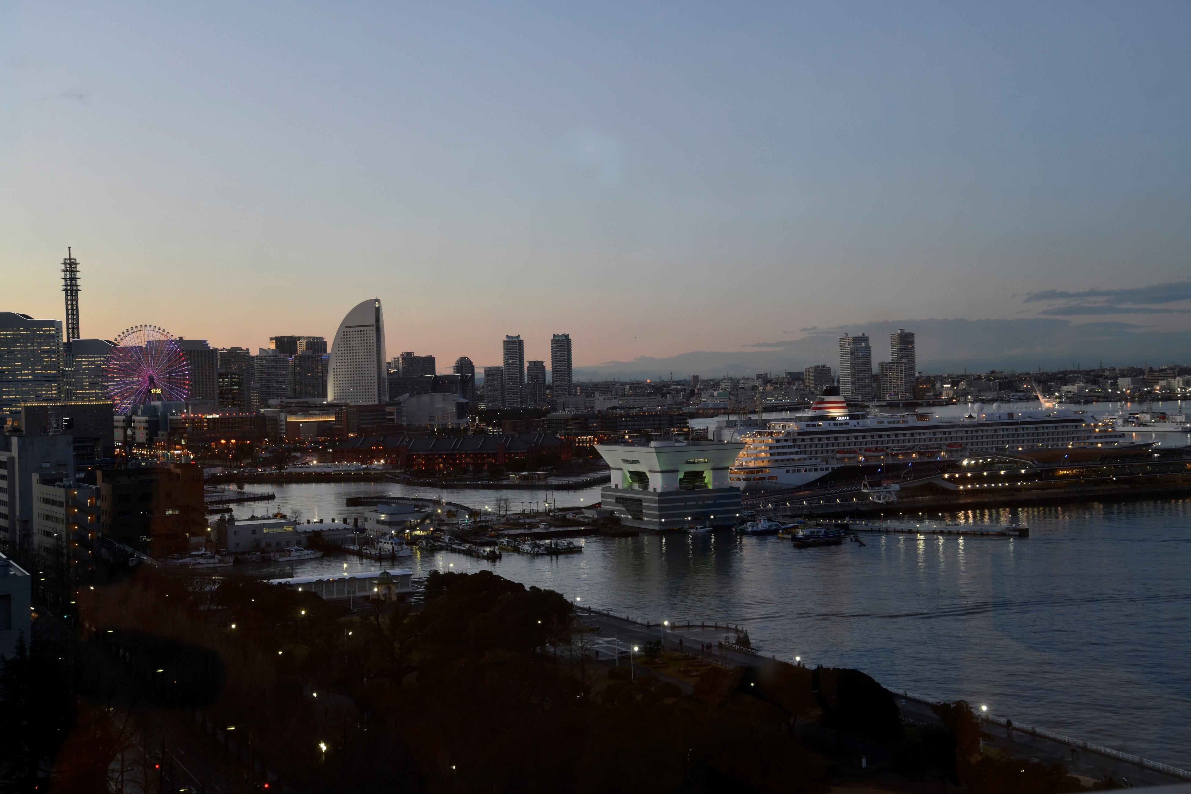 タワー館プレジデンシャルスイートからは美しく煌めく夜景がご覧いただけます