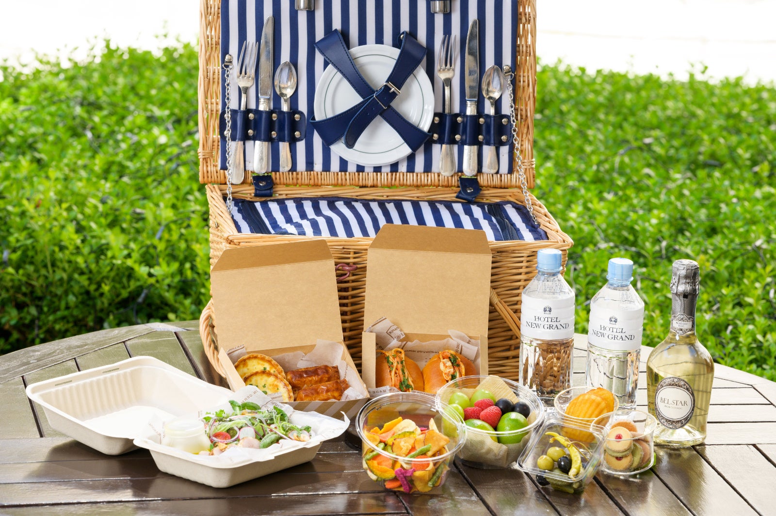 優雅なピクニックを楽しめる「プレミアムピクニックバスケット」