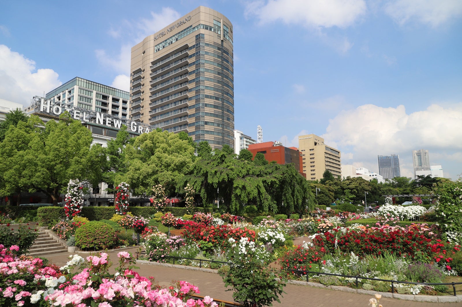 季節の花々をお部屋からご覧いただくことができます。