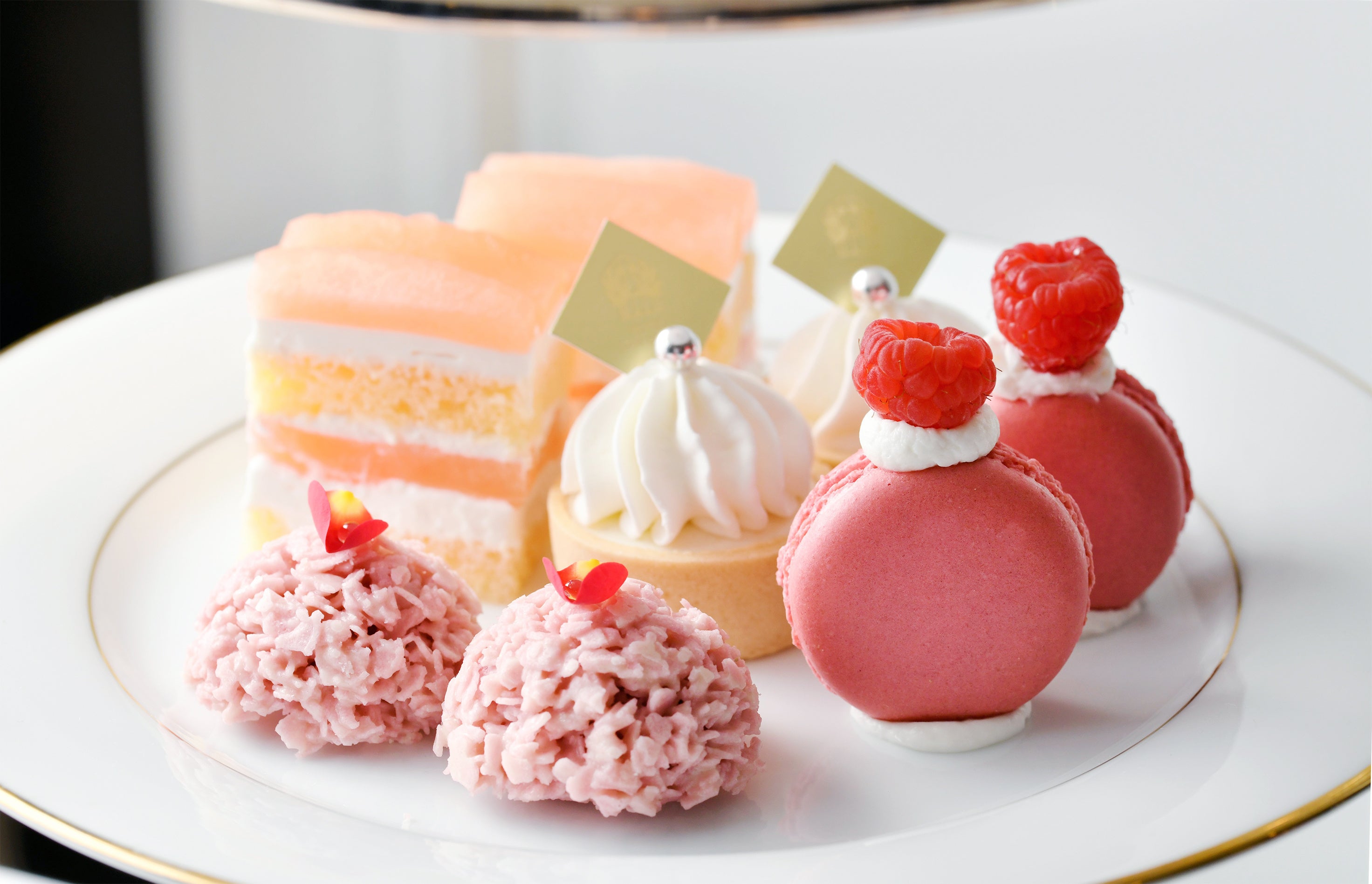 薔薇のアフタヌーンティー（中段：スイーツ）