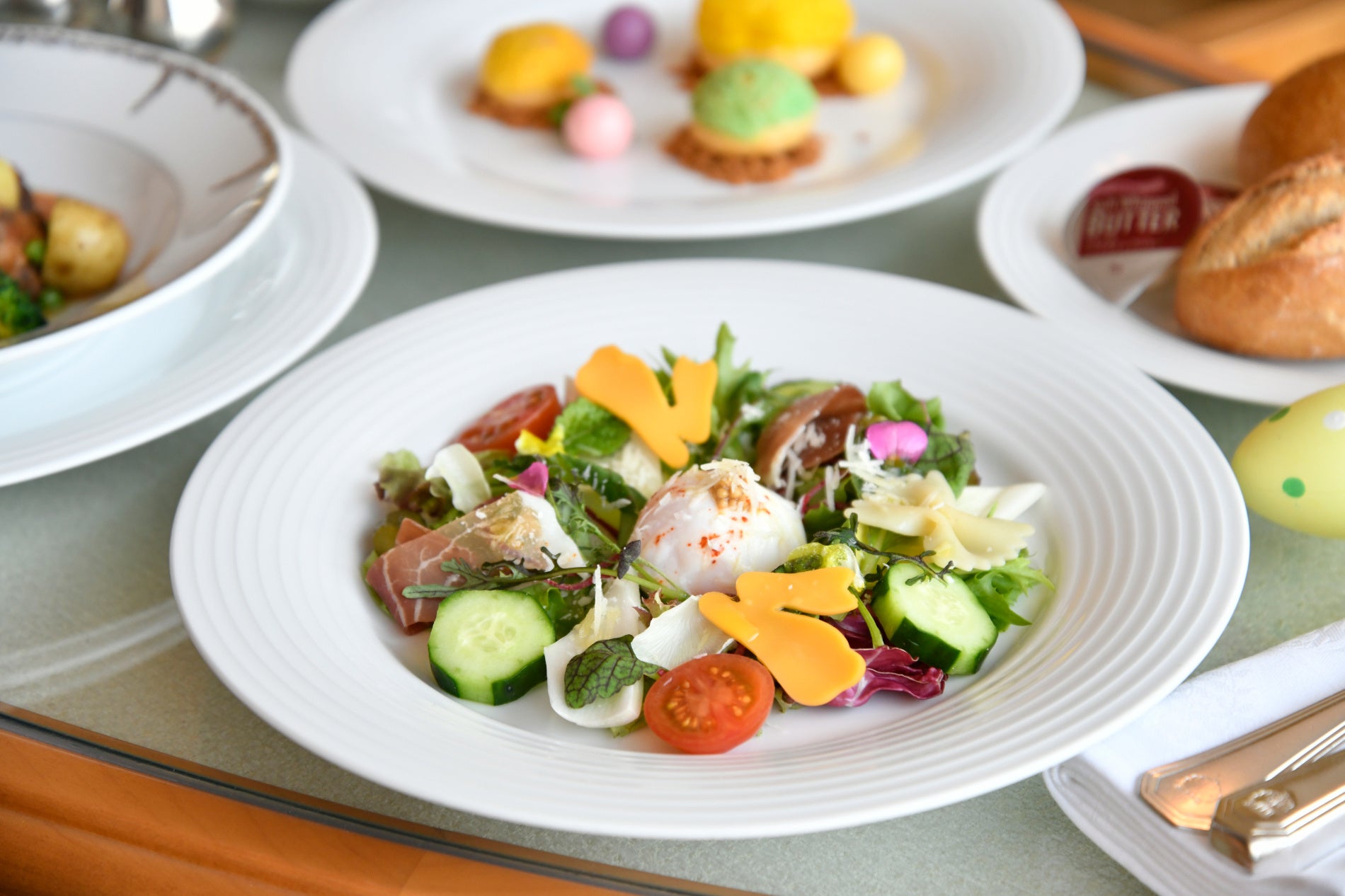 様々な食感に仕上げた旬野菜 菜園風仕立て ポーチドエッグ添え