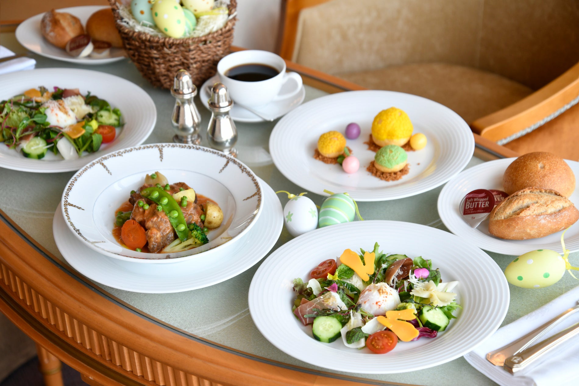 オプション「イースターディナー」は、春らしい綺麗な色合いでイースターをより一層盛り上げます。