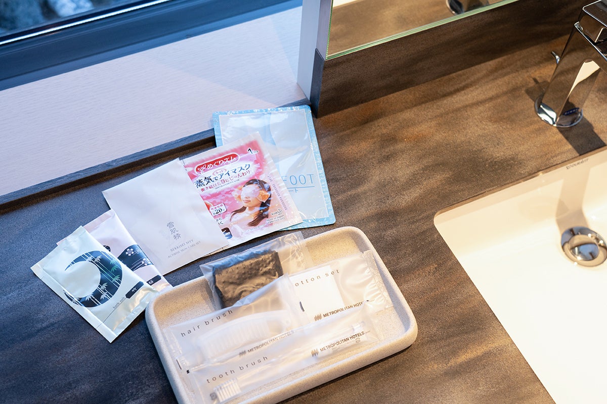 疲れを取るホットアイマスクや入浴剤、基礎化粧品など多彩なアメニティ