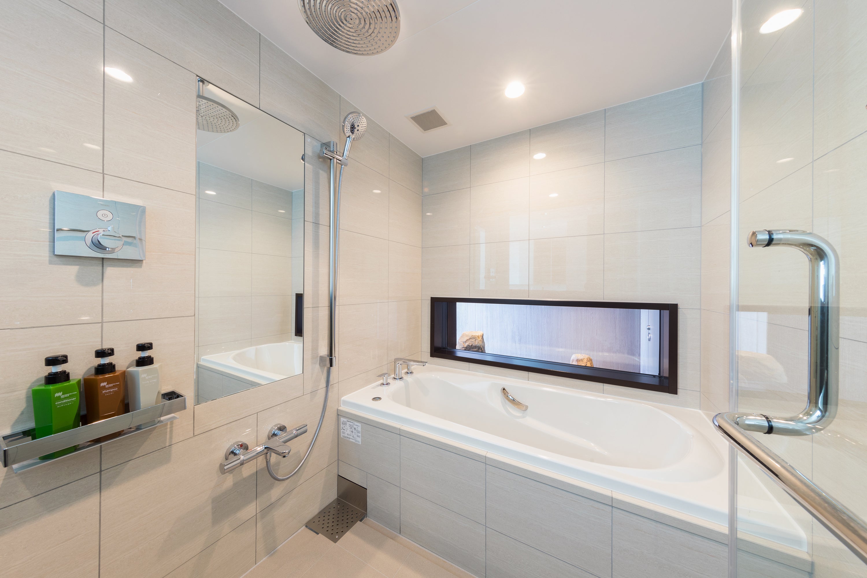 レインシャワーが付いた広々としたバスルーム