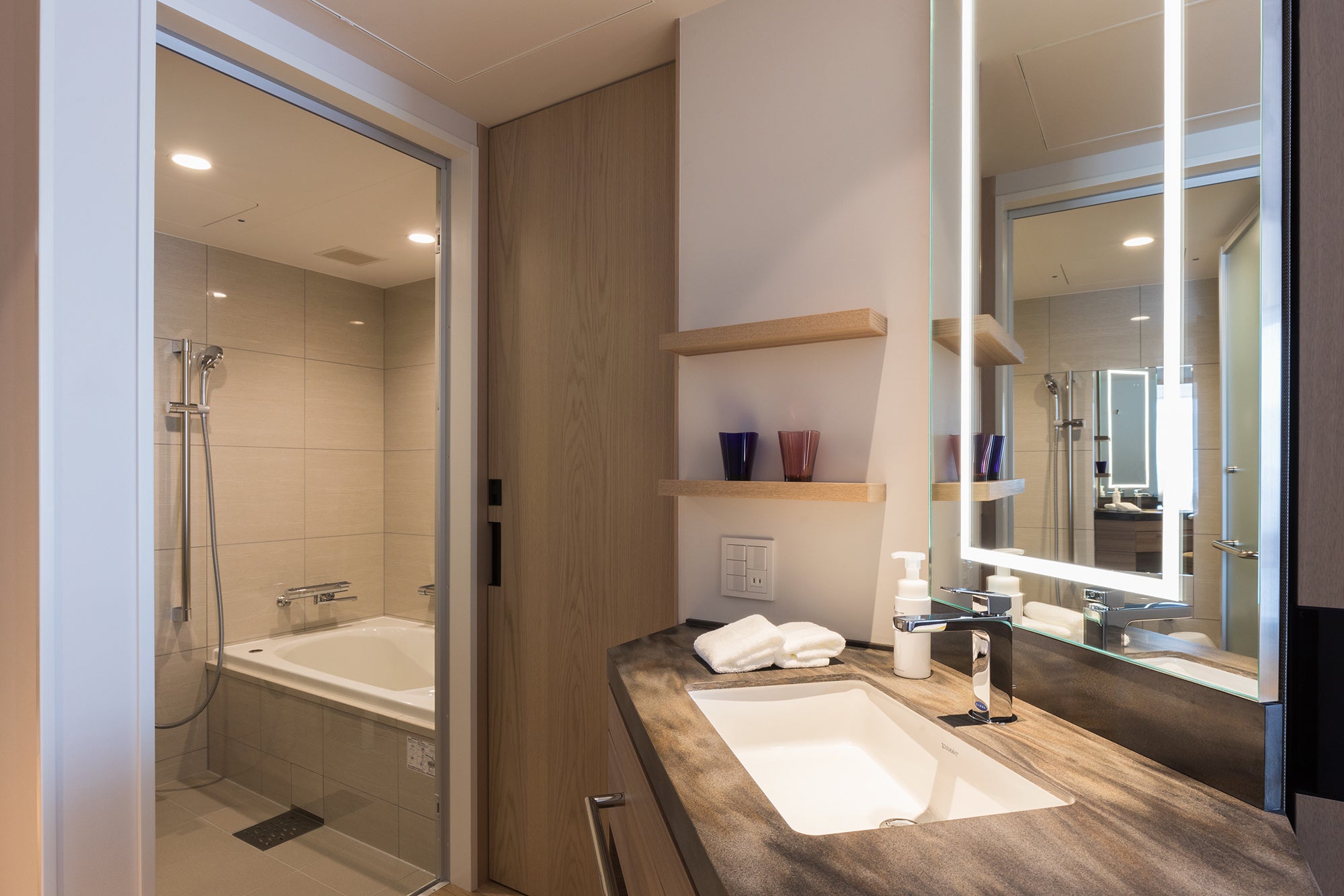 浴室とトイレが分かれた広々としたバスルーム