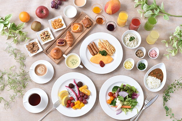 ダイニング・カフェ「ベルテンポ」にて、和洋のブレックファストブッフェをご用意しております。天井が高く開放的な雰囲気の中でお召し上がりいただけます。