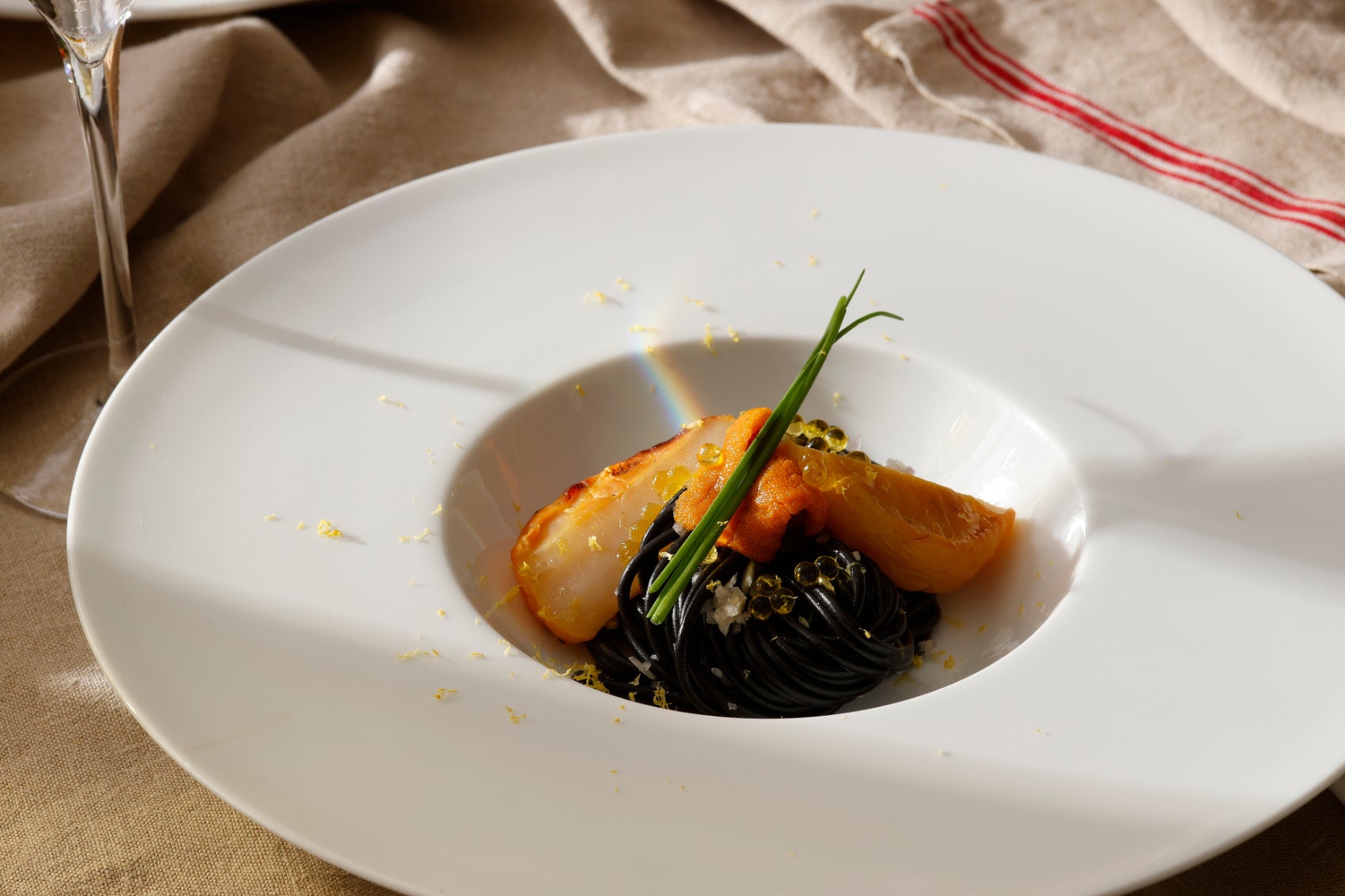 ヒッコリーで燻製した帆立とイカ墨を練り込んだ冷製パスタ