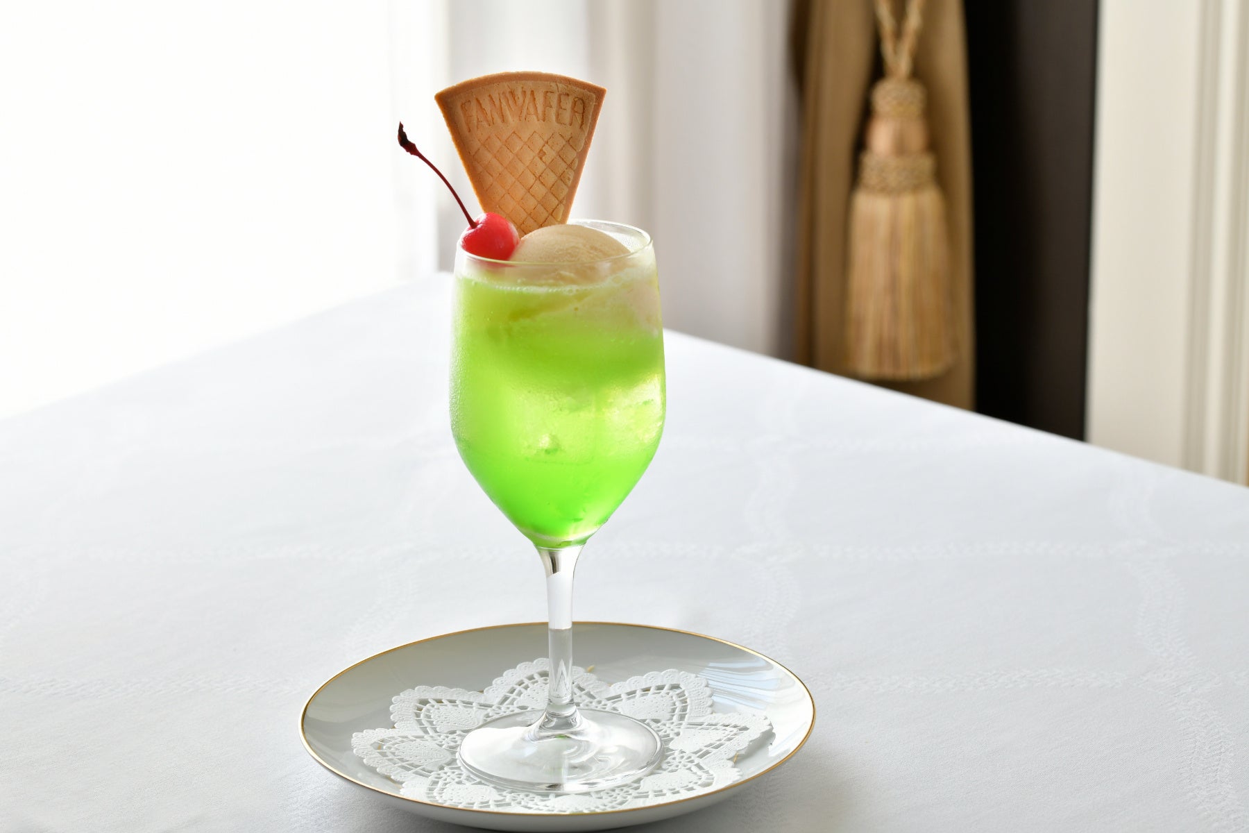 美しいエメラルドグリーンと懐かしい甘さの「クリームソーダ」